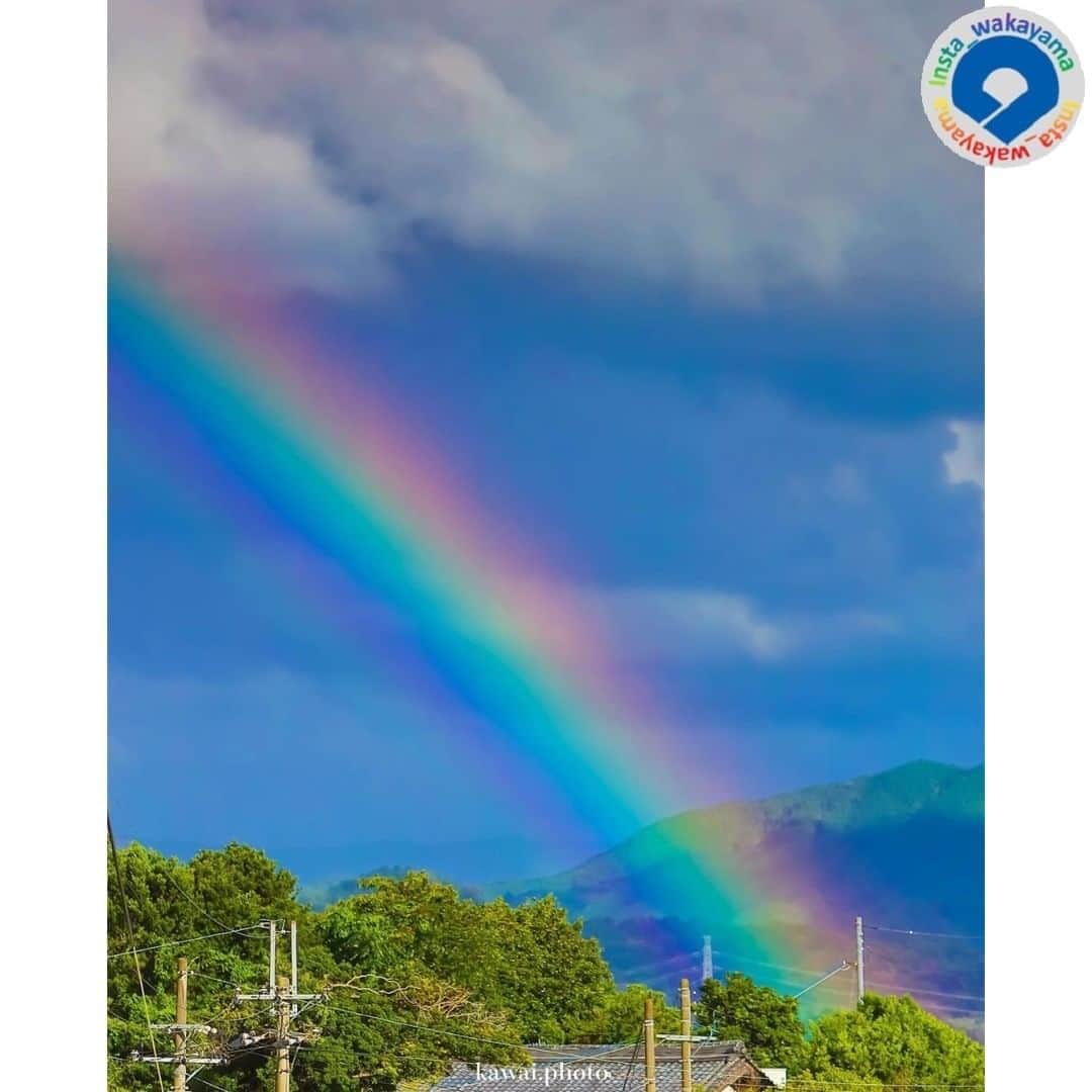 のインスタグラム：「. Insta_Wakayamaでは、皆さんがハッシュタグをつけて投稿してくださった写真から、素敵な写真をご紹介させていただきます！ 本日のピックアップは @kawai.photo さんのお写真です☆ ハッシュタグのご利用ありがとうございますm(_ _)m . こちらは、紀の川市にあるご自宅からの庭から写された虹のお写真ですね👀 こんなに色鮮やかに美しく虹を撮られるのとてもステキです✨ ビール🍺も最高だったでしょうか👍 空も夏の空の色になって長かった梅雨空とようやくお別れしましたね。暦の上ではすでに立秋もすぎましたが暑さ☀が段々厳しくなってきました。 撮影の際は熱中症対策にもお気を付けください。 . . 和歌山に関する投稿には「 #insta_wakayama 」のハッシュタグをつけてください★ 和歌山の魅力を皆さんで発信していきましょう！ ハッシュタグをつけると同時に、写真の場所の記載・位置情報の登録もお願いします🎵 なお、お写真を撮影される際は感染対策を十分に行ってくださいね。 . #虹 #紀の川市 #和歌山県 #和歌山 #rainbow #kinokawa_city #wakayama #insta_wakayama #instameet_wakayama #wakayamagram #nagomi_wakayama #visitwakayama #retrip_news #japan #なんて素敵な和歌山なんでしょう」