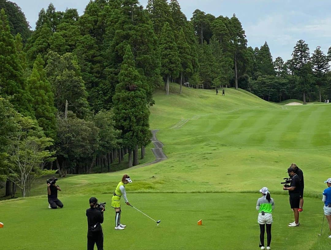 坂之下侑子さんのインスタグラム写真 - (坂之下侑子Instagram)「BS朝日女子ペアマッチ🏌️‍♀️⛳️ 8月17日21:00より放送📺💕 . . 原田桂プロと力を合わせて頑張りました😊💕 . . チームカラーはグリーンです💚💚 . . ぜひご覧ください🤗💗 #BS朝日 #ティーバー #女子ペアマッチ #ゴルフ番組 #女子プロゴルファー #プロゴルファー #💚💚💚」8月11日 16時33分 - yukiko_s0403