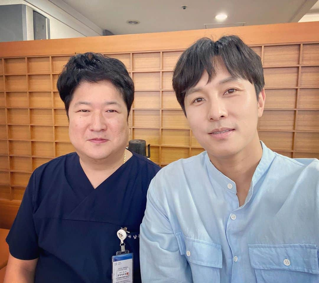 キム・ドンワンさんのインスタグラム写真 - (キム・ドンワンInstagram)「나혼자산다 이후 오랜만에 남교수랑 촬영 #경희대한방병원 #남동우교수 #SBS #documentary #이제동창처럼보이네요 #휘문고등학교」8月11日 16時34分 - danedwkim11