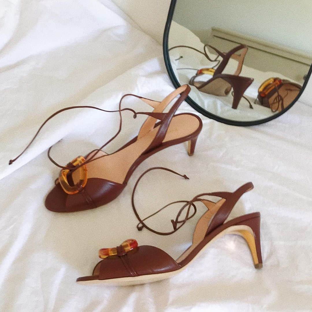 ルパートサンダーソンのインスタグラム：「Heatwave Shoes I Aruba in Mahogany Calf I #Heatwave #Sandals #MidHeels #ShoeStyle #ShoeLove #RupertSanderson」