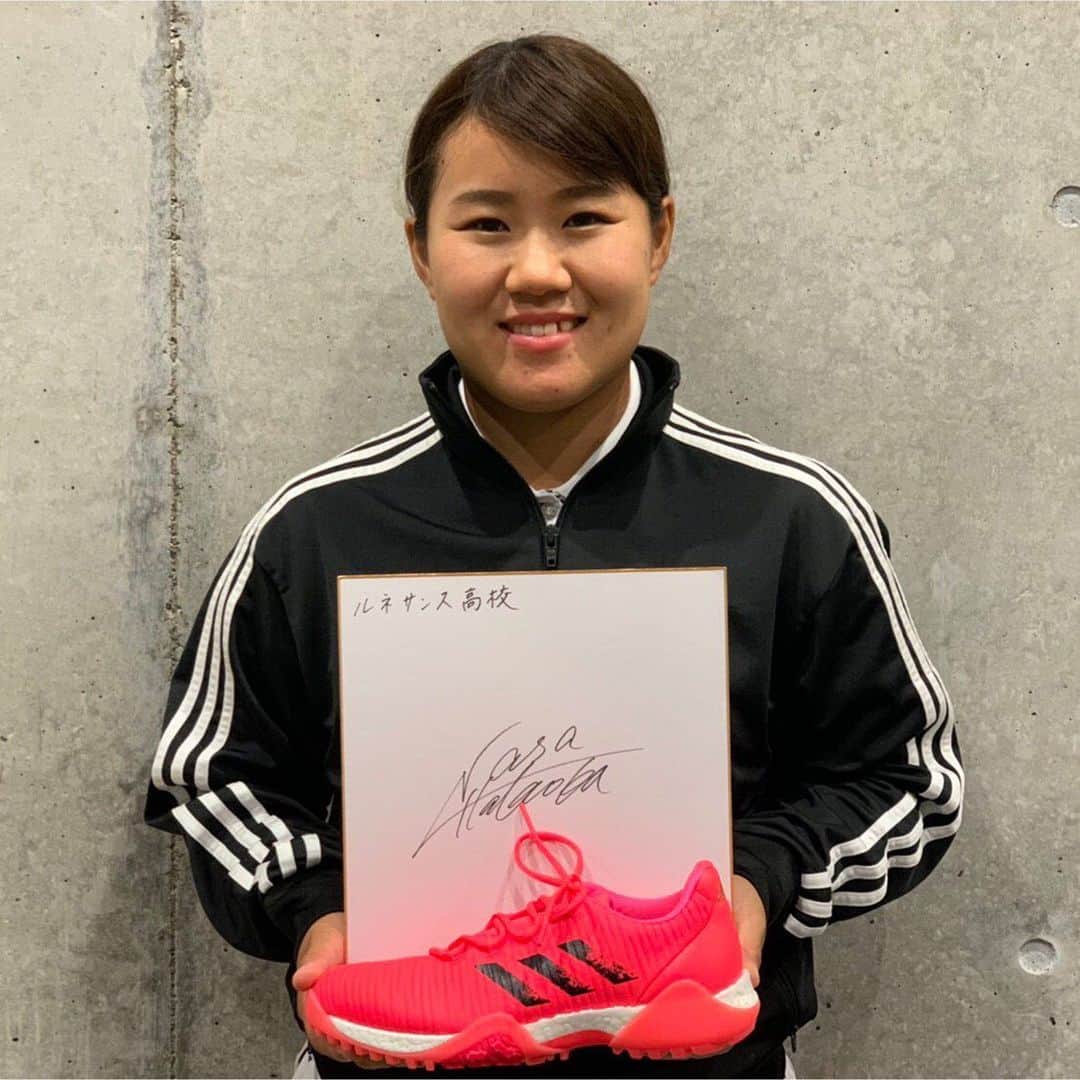 のインスタグラム：「スポーツへの希望を込めて#コードカオス　TOKYO  COLLECTIONを母校のルネサンス高校ゴルフ部に送りました！ スポーツも再開し始めこれからの試合に向けてお互いにエールを送りました🤝 私は一昨日スコットランド入りし、今はスコティッシュオープンに向けて調整しています🏴󠁧󠁢󠁳󠁣󠁴󠁿 このピンクシューズを履いて良いプレーができるように頑張ります！  #READYFORSPORT #CREATEDWITHADIDAS」