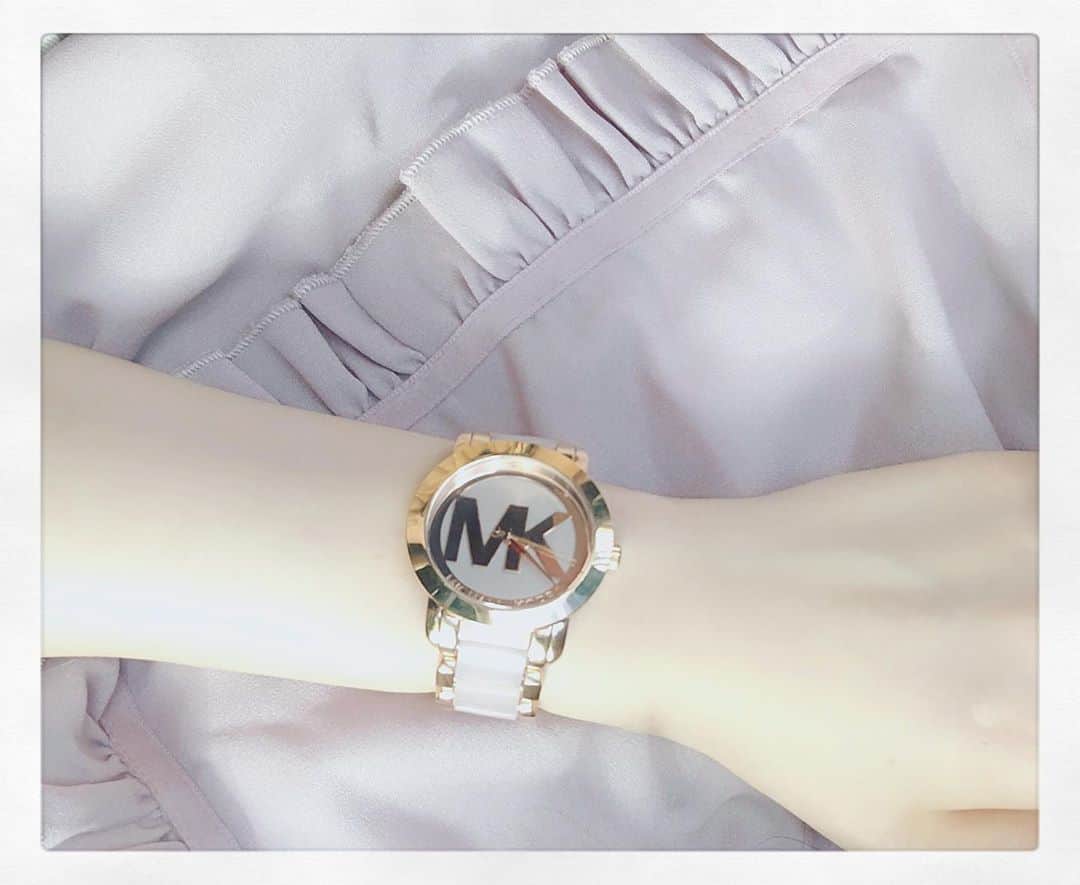青葉ひなりさんのインスタグラム写真 - (青葉ひなりInstagram)「人生で初めて自分で買った時計。  大事に使ってる＾＾💭  ちなみに時間はあんまりわかりません。  #michaelkors #時計」8月11日 16時37分 - hinari_festive