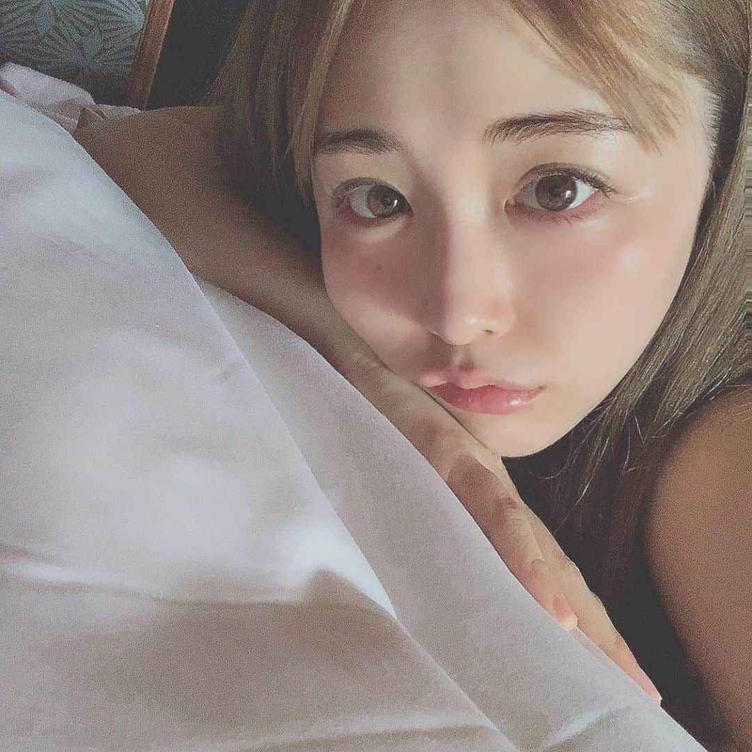 のインスタグラム：「昨日ストーリーにしかあげてないから 消えちゃったごめんね🥺✨ 沢山質問あった眉毛アート。 @artmake_gallery さんの @yamada_artmake_gallery_ さんにやっていただきました✌︎  デザインのセンスでほんとに変わってしまうので… うまいと評判のやまださんに初の眉アートをお願いしまして 大大成功でした☺️✨  思ったよりデザインに時間がかかるので、ちゃんと前もって自分で色々リサーチしてはっきり希望を言えるようにしておいた方がいいです✨ 施術の時間が短くなってしまうともったいないので🥺  2回コースにしたので 1回目の定着をみて2回目で完璧にしあげるということで1回目は少し物足りないかなーくらいがおすすめです✨  #art #artmakeup #眉毛アートメイク #眉毛アート  #photooftheday #instagood #ootd #followme #likeforlike #like4like #follow4follow #followforfollow #f4f #粉我 #动漫 #时装 #好吃 #赞 #偶像」