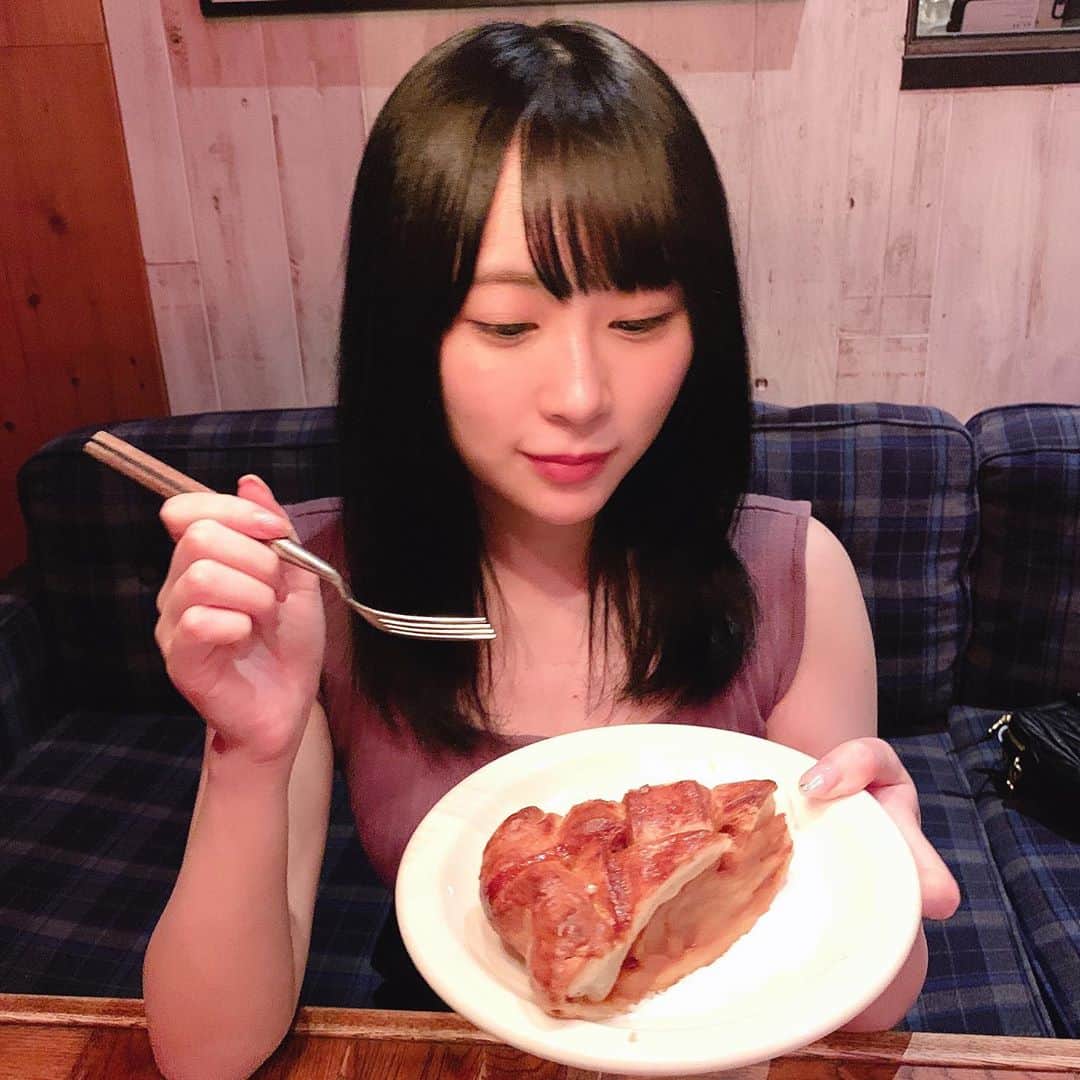 長沢菜々香さんのインスタグラム写真 - (長沢菜々香Instagram)「久しぶりのアップルパイ🍎  原宿のハンバーガー屋さんでハンバーガーとアップルパイを食べたよ。  ハンバーガーもお肉がジューシーで最高だった🤤🍔  #原宿#原宿カフェ#ハンバーガー#アップルパイ」8月11日 16時47分 - nanako_nagasawa__