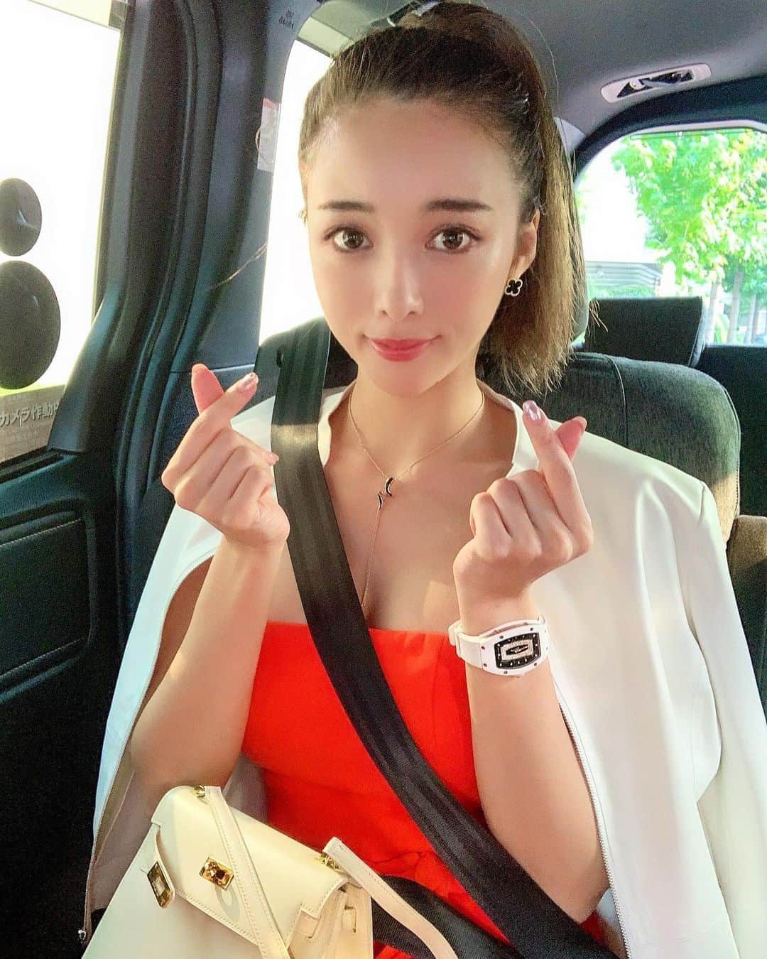 のインスタグラム：「👈💕 Do you know the meaning of this sign? This is the pose that the iphone suddenly turned to me on the way to go to the dinner.  Maybe it's because I watched Korean dramas too much🤣 . . 韓流ドラマでよくみた指ハート👶🤍 ご飯にいく途中カメラ向けられて 咄嗟にでたポーズ😳👈 今日のお肉は一年に二回しか食べれないの🥺 楽しみすぎてダブルハート💕 . . #손가락하트#하트#指ハート#東京#日本 #doublestandardclothing#revolve#sov #richardmille#luxurywatch#japanesegirl#japanese#tokyojapan#tokyolife#tokyolifestyle」