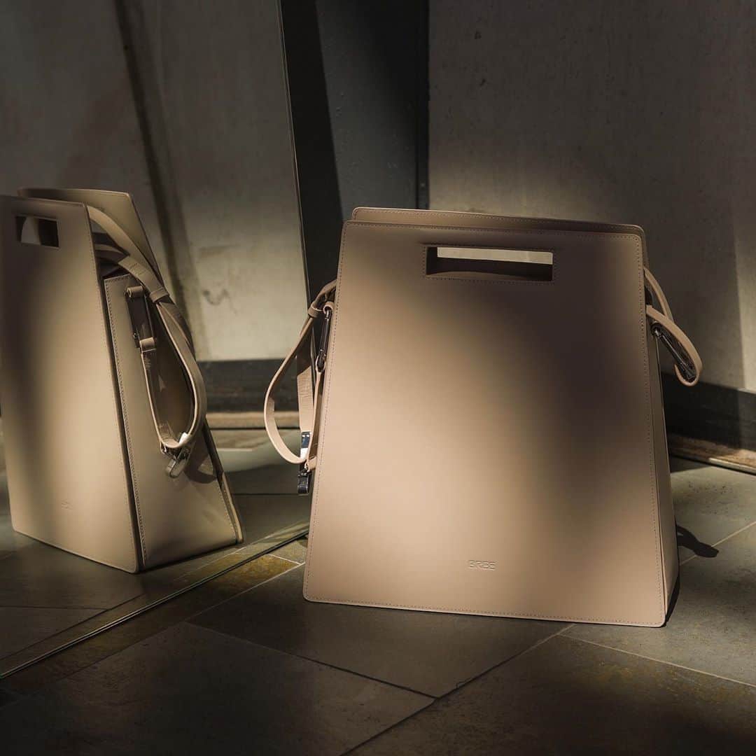 ブリーのインスタグラム：「The largest model from our ZOU series is an absolutely stylish business companion: The shopper offers enough space for everything that needs to be there, including A4 sized documents. . . .  Photo by @fabianlueck   #breesince1970 #madetomakeadifference #breevolution #handbags #leatherbags #purequality #purefashion #sustainablefashion」