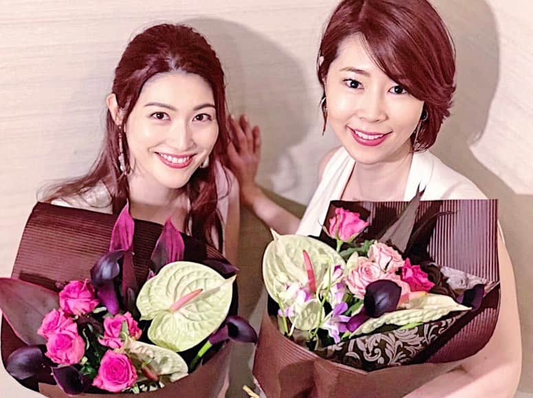 櫻井麻美のインスタグラム：「Y「さり気なく、壁ドンしてたんだけど」 ・ えぇぇぇ❣️全然気づかなかったー🙌笑 ・ ・ お花屋さん"Airはな"で素敵なブーケをこしらえていただきました💐 ・ ・ @airsora.hana  #花屋 #レストラン併設 #お花屋さん  #野田 #千葉 #壁ドン  #ブーケ #花束  #花束アレンジ」