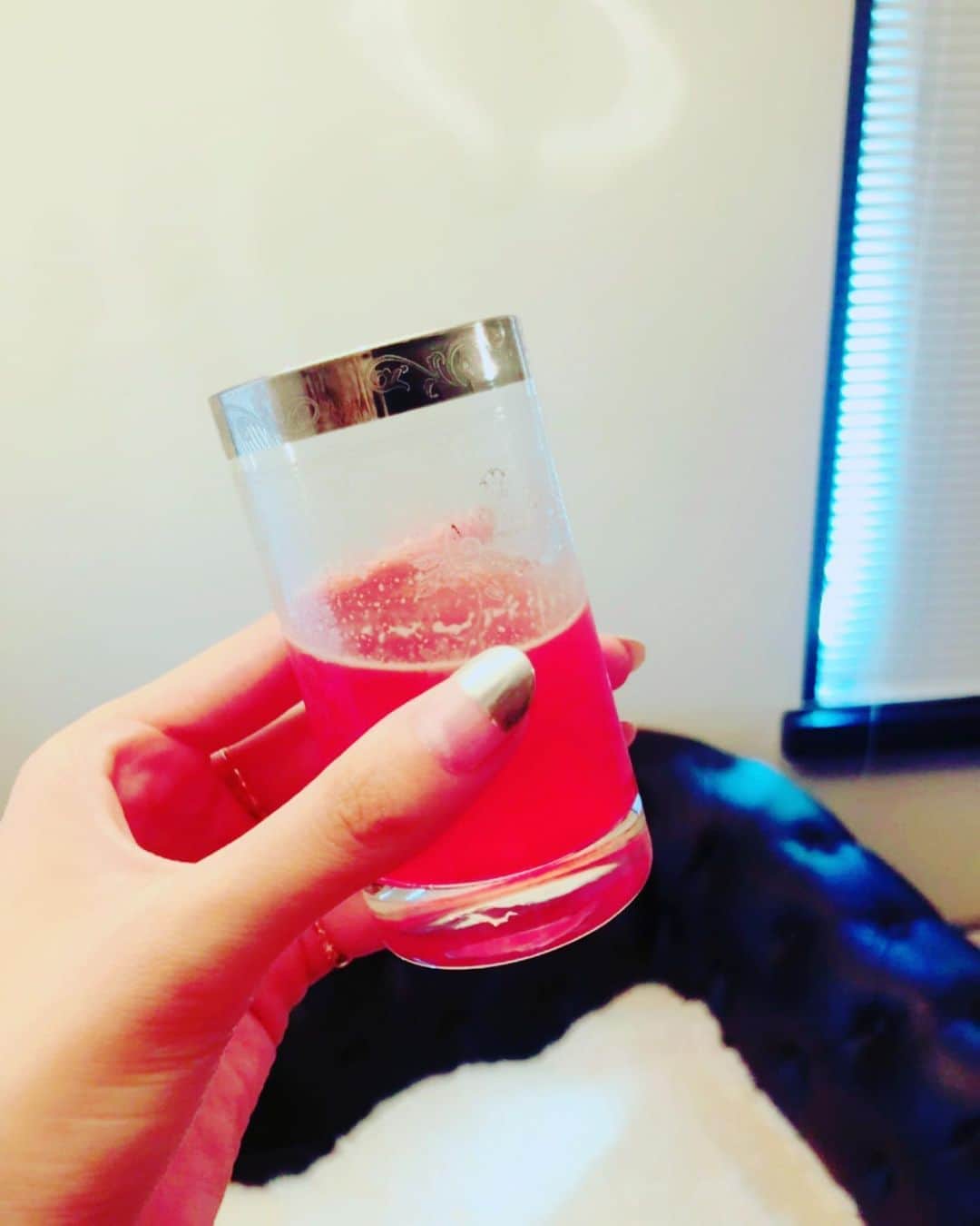 のインスタグラム：「本日 『 @a.mstic 』に水素＋施術をしに行ってきました✨ ・ 施術前に血液の流れをcheck✔︎ 血流はしっかり流れているけど液が漏れて、浮腫などに繋がりやすいとの事でした💦 ・ 施術の前にはミトコンドリアを増やす栄養ドリンクを飲みます🥤 血流の流れがアップし、身体が元気になるとの事😊 明日の結果が楽しみです！ ・ 本日の施術は『波指法』💆‍♀️ 独自の技術を持ち寄り施術してくれます。波指法＋リンパドレナージュのイメージです‼️ 毎回感じるのが、骨にアプローチし、さらに身体のお掃除をしてくれるので施術後身体の形が変わります。更に疲れにくい身体に大変身✨毎度驚きです😊 ・ 最後に『水素』🌈 今日は水素吸引を受けました！ 身体のデトックスという事で逆にその日は疲れが出る人もいると言う事ですが、私は最近夏バテが続いていたので逆に身体が楽になりました😆✨ ・ 本日は、疲れも溜まっていたので色んなものを試しましたよ！ 身体が疲れていると、何もする気になれないのでいつも疲れをとって頂いて感謝感謝です❣️ 今日も有難うございました(^^) ・ 更に今回6月に終わってしまったキャンペーンが大復活‼️ 施術後以下のハッシュタグを付けてツイートして下さる方に限り特別価格にて施術を受けられます！ ・ ／ #中川聴乃特別キャンペーン #amstic  ＼ ・ 身体ほぐしコース通常75分13800円を60分5000円 お肌うるおいコース通常60分6500円を60分4000円にて受けられます✨ この機会に是非体験してみて下さい😊 ・ ・ #エステ #デトックス #波指法  #水素吸入  #免疫力アップ  #夏バテ対策 #目黒」