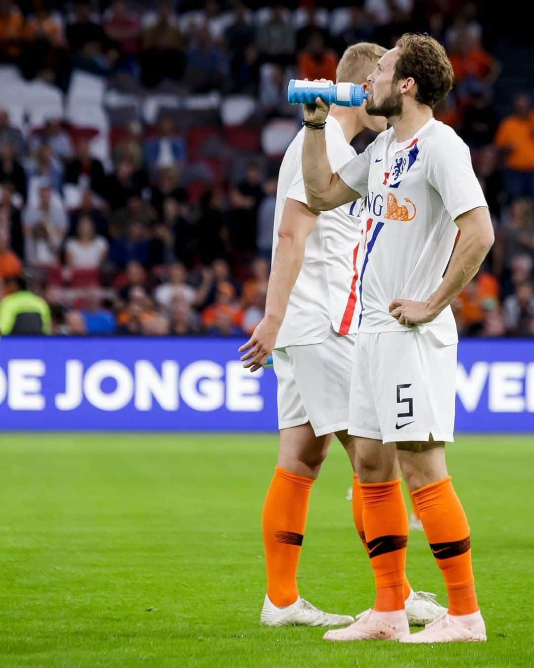 サッカー オランダ代表チームさんのインスタグラム写真 - (サッカー オランダ代表チームInstagram)「Feeling hot? 🥵  Drink. 💦」8月11日 16時45分 - onsoranje