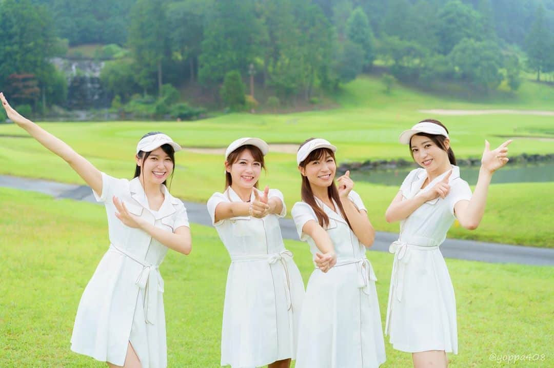 ISHIIYUKIKOさんのインスタグラム写真 - (ISHIIYUKIKOInstagram)「@j.jane_japan  @j.jane_golfwear   4つ子コーデ😉  グリーンに白が映えてる⛳️💕  韓国のゴルフウェア可愛いんだよなぁ😍韓国行きたい😢  #ゴルフ #ゴルフ女子 #golf #golfswing #골프 #골프스타그램  #練習  #高尔夫 #女子会 #ゴルフコンペ #4つ子 #4つ子コーデ」8月11日 16時46分 - ishii_yukiko