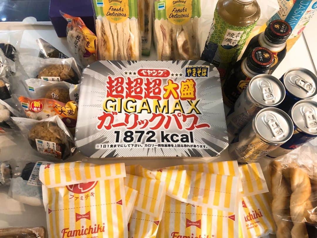 のインスタグラム：「現場に沢山の誘惑が… 明日も撮影なので…我慢する。泣 #撮影 #ケータリング #サラダがない #蕎麦もない #豆腐もない #撮影期間 #終わったら食べるー」