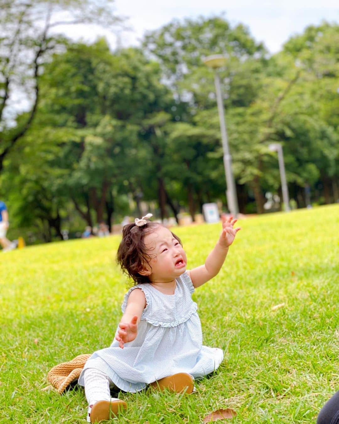 のインスタグラム：「あんなに笑顔だったのに座ってみたら芝生の感触が嫌だったみたい😅（笑）チクチクするもんねぇ〜🙏 ・ ・ #泣き顔 #おやばか部  #親バカ  #生後11ヶ月 #女の子ベビー #女の子コーデ #新米ママ #女の子のママ #女の子ママ  #11monthsbaby  #赤ちゃんのいる暮らし #赤ちゃんのいる生活 #ままのて #ベビーグラム  #赤ちゃんとママ  #ベビー #親バカ部　#成長記録　#育児記録  #コドモノ #ママリ #ベビライフ #ベビメモリ  #ベビスタグラム #ママカメラ #ベビフル #ベビ誕 #マンスリーフォト」