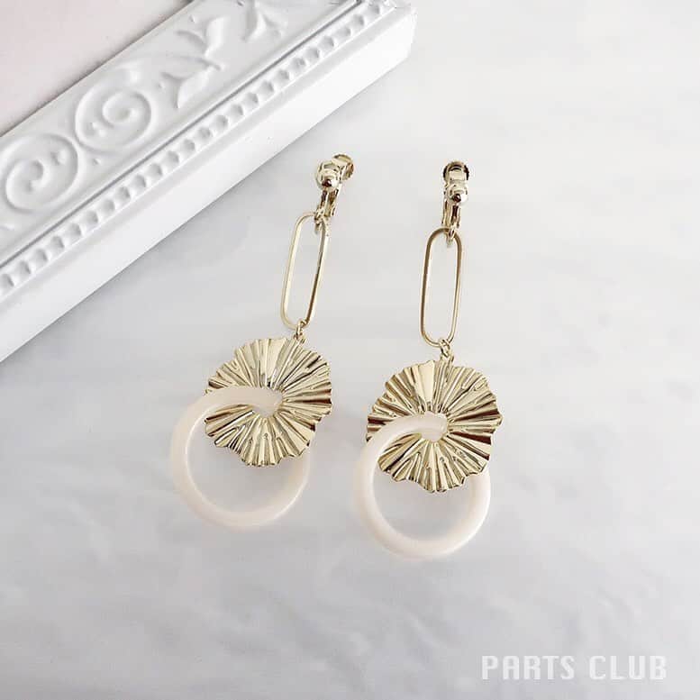 パーツクラブ Partsclub 公式アカウントさんのインスタグラム写真 - (パーツクラブ Partsclub 公式アカウントInstagram)「💠accessory collection💠﻿ NEWパーツを使ったおすすめ﻿ アレンジのご紹介です✨﻿ ﻿ ギャザーを寄せたようなデザインが特徴の﻿ カン付きのメタルプレートパーツ♪﻿ ﻿ 個性的なメタルパーツでお好みのイヤーアクセサリーを作ってみてはいかがでしょうか⭐️﻿ ﻿ ぜひお試しください😊﻿ ﻿ ◆アクリルフープ﻿ (品番：PL-00694-1)﻿ ﻿ ◆メタルパーツ﻿ (品番：PC-303193-G5)﻿ ﻿ ◆メタルフープオーバル﻿ (品番：PC-300319-G5)﻿ ﻿ ◆イヤリング金具﻿ (品番：PC-300319-G5)﻿ ﻿ ※商品の入荷状況、取扱は店舗により異なります。﻿ ﻿ #partsclub #handmade #accessory ﻿ ﻿ #パーツクラブ公式アカウント #パーツクラブ ﻿ #グランプレール #アクセサリー #パーツ ﻿ #ハンドメイド #ネックレス #ピアス #イヤリング ﻿ #ハンドメイドアクセサリー #手作りアクセサリー ﻿ #手作りピアス #メタルアクセサリー ﻿ #おすすめ #おすすめ商品 #ビーズ ﻿ #ハンドメイド好き #新商品﻿ #ギャザー #布マスク #マスク販売 #マスク ﻿ #ハンドメイドマスク ﻿ #アクセサリー好きさんと繋がりたい﻿ #新作 #アクリルパーツ #夏 ﻿ @partsclub_official﻿」8月11日 16時51分 - partsclub_official