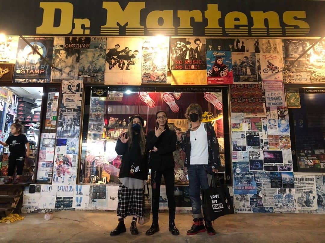 Ju-kenのインスタグラム：「昨夜の余韻。。。  あまりにも、愛着あり過ぎて、店のショーウィンドウにしがみつく、大人達😭😭  #dmiharajuku #涙の別れ　#ドクターマーチン #drmartens #docs #shop #japan #tokyo #goodbye」