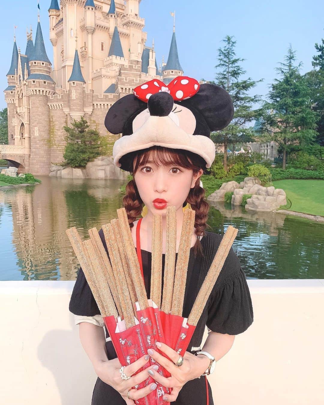 Kanaのインスタグラム：「ㅤ ㅤ 幸せすぎたので チュロス投稿もういっこ、、🐭🍴💐❤️ ㅤ だいぶ浮ついてるので 私の写真ばっかり載せちゃいます。 お許しください。🥺笑 ㅤ ㅤㅤㅤ 1枚目は、 “ 10本😳！！！”の顔。笑ㅤㅤㅤ ㅤ ほ〜んとに幸せだった☺️💕💕 ㅤ ㅤㅤ ㅤ ㅤ 久しぶりのディズニー やりたいことがありすぎて 時間が足りない🥺🙌🏻💭 ㅤ ㅤ ㅤ ㅤ ㅤ ㅤ ㅤㅤ #kana_disney ㅤ ㅤ ㅤ #東京ディズニーリゾート #東京ディズニーランド #ディズニーランド #チュロス #ディズニーフード #パークフード #イーストサイドカフェ #ミッキー #ミニー #ディズニーコーデ #シンデレラ城 #tokyodisneyland #tdl #tokyodisneyresort #tdr #disneyfood #disneyeats #cinderellacastle #churros」