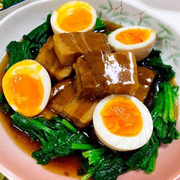 HyLifeporkTABLE代官山さんのインスタグラム写真 - (HyLifeporkTABLE代官山Instagram)「ご飯を何杯でも食べられそうなとろとろに煮込まれた豚の角煮🐷 定番ながら味付けによってさまざまな個性が表れる料理なので、 ぜひ皆さんもおすすめレシピを教えてくださいね！  こちらの素敵なお写真は @yuri.rui.urara.mama さんの一枚です♪  -----------------------------------------  日本の皆さま向けに、安心安全でおいしい豚肉をお届けしている、 ハイライフポーク公式アカウントです。ハイライフポークを使ったさまざまなレシピや皆さまの豚肉料理を紹介しております。 ぜひ皆様も #ぶたごはん を付けて投稿してくださいね♪ -----------------------------------------  #hylifepork #hylifeporktable #ハイライフポーク #ハイライフポークテーブル #豚肉料理 #豚肉レシピ #豚肉 #ポーク #レシピ #お肉料理 #家庭料理 #おうちごはん #豊かな食卓 #今日のおいしい食卓 #料理好きな人と繋がりたい #フーディーテーブル #ごはん日記 #手作りごはん #クッキングラム #飯スタグラム #私のおいしい写真 #おいしい時間 #美味しいご飯 #美味しいもの大好き #カナダ #カナダ旅行 #カナダ産 #豚の角煮 #角煮」8月11日 17時00分 - hylifepork