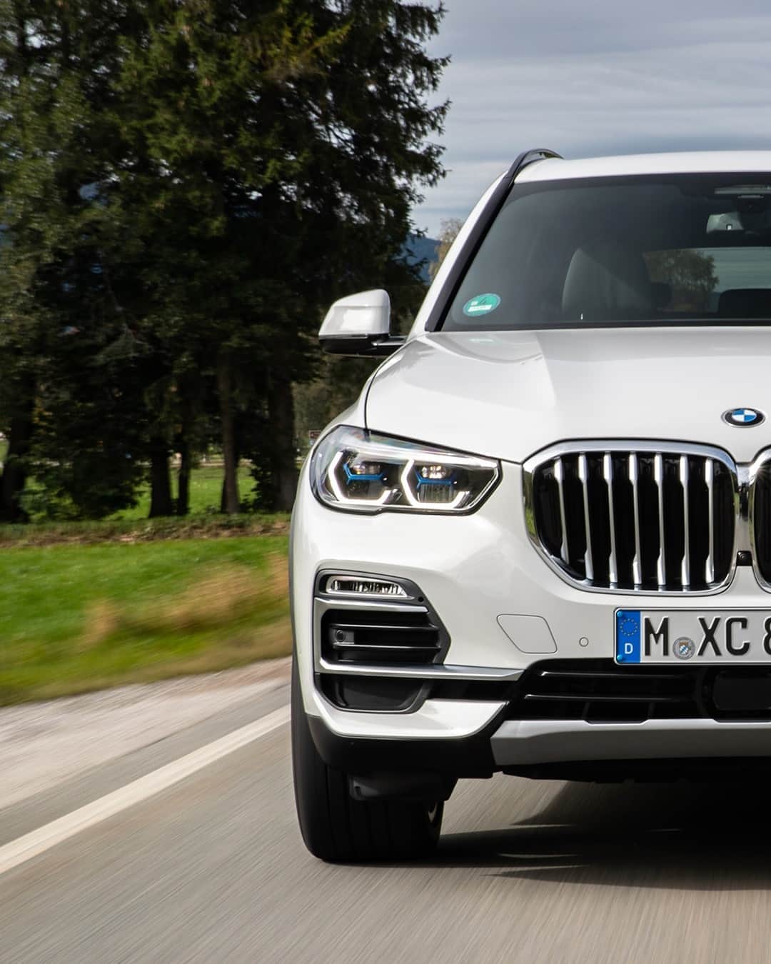 BMWのインスタグラム：「Divide and conquer. The BMW X5. #TheX5 #BMW #X5 @BMWi #JoyElectrified __ BMW X5 xDrive45e: Energy consumption in kWh/100 km (combined): 23.5–20.3. Fuel consumption in l/100 km (combined): 2.0–1.7. CO2 emissions in g/km (combined): 47–39. Further information: www.bmw.com/disclaimer.  	 Acceleration (0-100 km/h): 5.6 s. Power: 290 kW, 394 hp, 600 Nm. Top speed (limited): 235 km/h.」