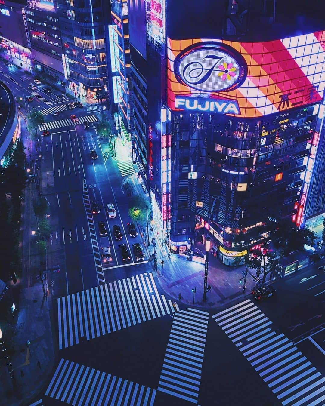 Galaxy Mobile Japanさんのインスタグラム写真 - (Galaxy Mobile JapanInstagram)「銀座の夜景を #GalaxyS20 5G のナイトモードで撮影✨ Galaxy の写真アプリは後から細かい色味の編集などもできるので、撮った写真を自分好みに加工できちゃいます🙋‍♀️ もちろん、カメラの「プロモード」を使って、シャッタースピードやISO感度などを調整して本格的な写真も撮影可能😍カンタンにキレイな写真を撮る時も、ガッツリ作品づくりに挑戦する時も、皆さんのパートナーになってくれるはず♪ @galaxymobilejp の他の投稿も見て、どんな写真が撮れるかイメージしてみてね❗️ 📸#GalaxyS20 5G #withGalaxy Photo by @6151  ・ ・ ・ #Galaxy5G #ギャラクシーS20 #ギャラクシー #東京都 #東京 #銀座 #夜景 #夜景🌃 #東京の夜景 #夜景写真 #交差点 #数寄屋橋交差点 #誰かに見せたい風景 #誰かに見せたい景色 #スマホカメラ #スマホ写真 #スマホ撮影 #スマホ撮り #スマホ越しの私の世界 #tokyo #ginza #crossroad #Galaxyカメラ部」8月11日 17時01分 - samsungjpn