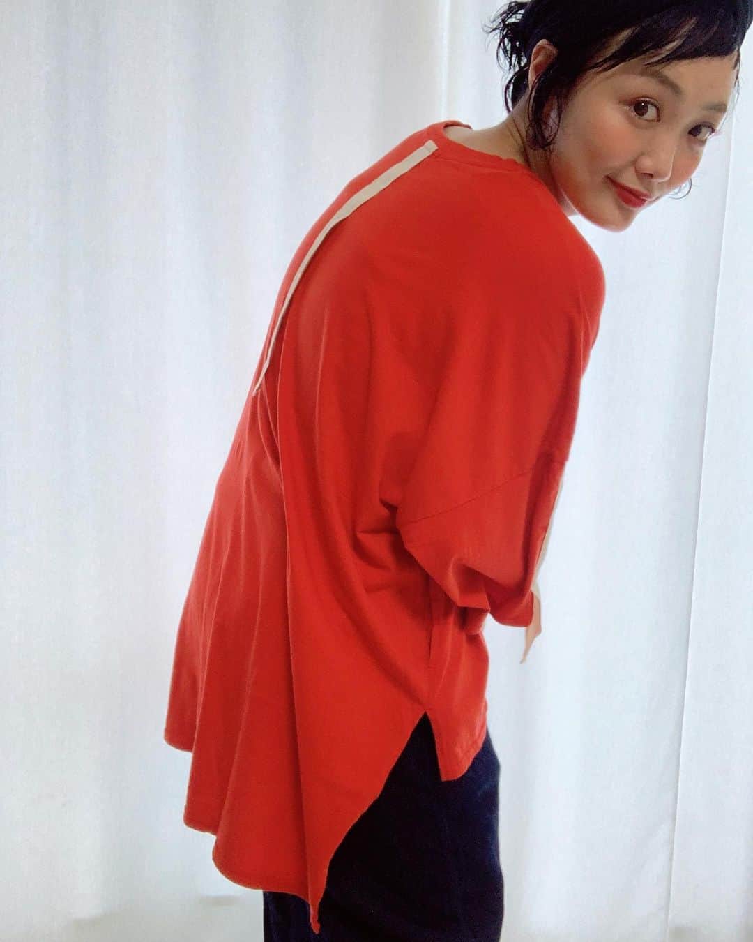 田中真奈美さんのインスタグラム写真 - (田中真奈美Instagram)「@uju_tokyo のバックライン変形ソフトTシャツ❤️ . UJUはお花をイメージした個性的なシルエットの服を作られてます✨なのでTシャツも普通のデザインじゃないんです😍素敵なこだわりのあるデザインに柔らかな素材と着心地の良さ❣️最高です✨✨✨ . 今なら春夏商品が通常の30%オフ‼️私はこのTシャツをいれたらもう3枚目😂デザインと素材の気持ち良さにハマってしまいました😂ぜひ着てみてほしい❤️❤️❤️ . さらにこちらのクーポンコードを使うと50%オフで買えちゃいます‼️😍⬇︎ 【クーポンコード：20SSCPMN】 . ぜひ使われてくださーい😍🙌🏻 . UJUの公式ショップ➡︎ @pranknutsshop ❣️ . #switchmanami #uju」8月11日 17時02分 - manami717