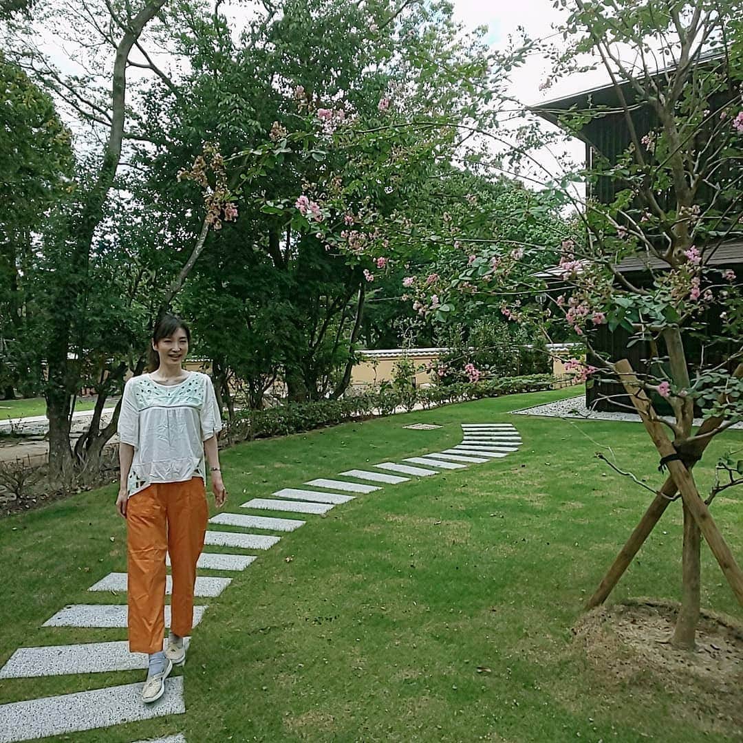藤原宏美（ひろみん）さんのインスタグラム写真 - (藤原宏美（ひろみん）Instagram)「緑あふれる奈良公園の一角に 約2ヶ月前にオープンしたばかりの リゾートホテル【ふふ奈良】♥️  奈良県民でも非日常を味わえる 落ち着いた空間です😍  木々に囲まれると涼しいよ✨  人の居ないところでは、 たまにはマスクも外して 思いっきり深呼吸してみませんか？😊  @fufu_nara  #fufunara #ふふ奈良  #奈良公園 #奈良 #nara #森林浴 #竹林浴 #深呼吸 #relax #ホテル好き #hotel #resorthotel #newopen #奈良散歩 #奈良散策 #奈良旅行 #奈良旅  #隈研吾  #藤原宏美」8月11日 17時13分 - hiromint7