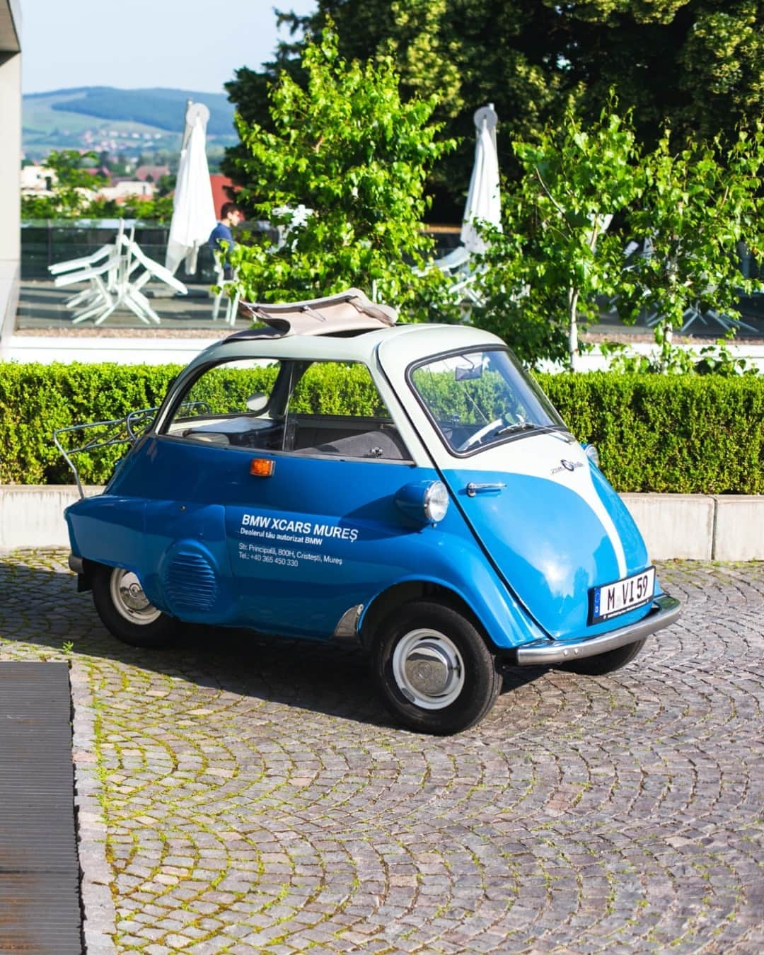 のインスタグラム：「Not the first. Surely not the last. But without doubt the cutest. The BMW Isetta. #BMW @BMWClassic #Classic #CarOfTheDay」