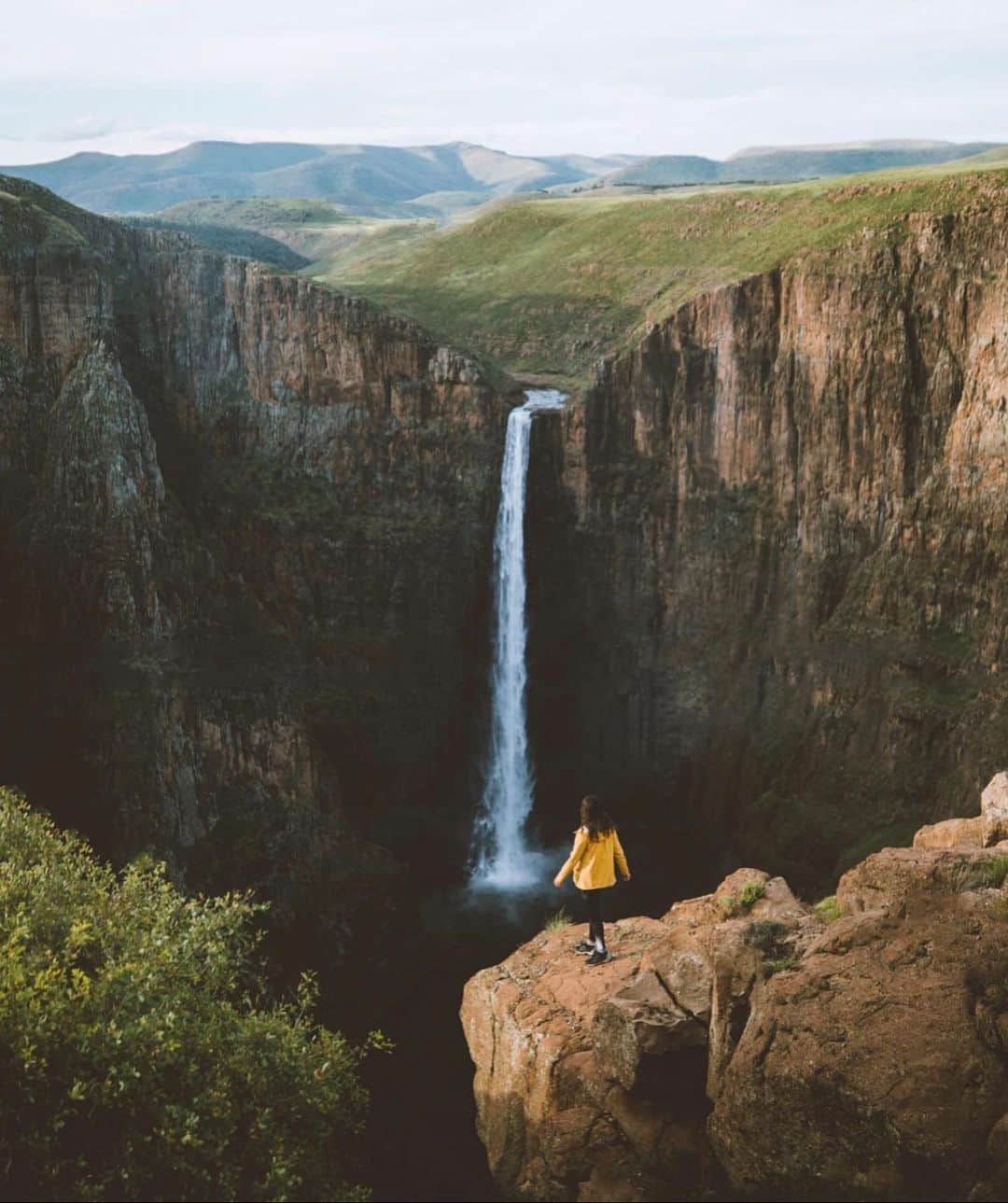 Canon Photographyさんのインスタグラム写真 - (Canon PhotographyInstagram)「Overlooking this stunning waterfall in Lesotho. Photography // @giuligartner  Curated by @henry.nathan  #africa #Lesotho #waterfall #nature #yellowjacket」8月11日 17時23分 - cpcollectives