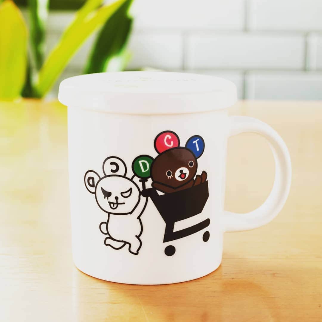 のインスタグラム：「【DCTgSMからのお知らせ】お茶がもっとおいしく飲めるようにと紅茶ショップUf-fuさんがセレクトしてくれた、たっぷり容量フタつきマグカップ。 フタをしてティーバッグを5分間しっかり蒸らすと、いつもよりおいしい紅茶に出会えるはず！ ドリクマとワルクマに癒されながら至福のティータイムを。 お買い求めはDCTgSMへ！  #DCTgarden #Uf_fu  #ドリクマ #ワルクマ」