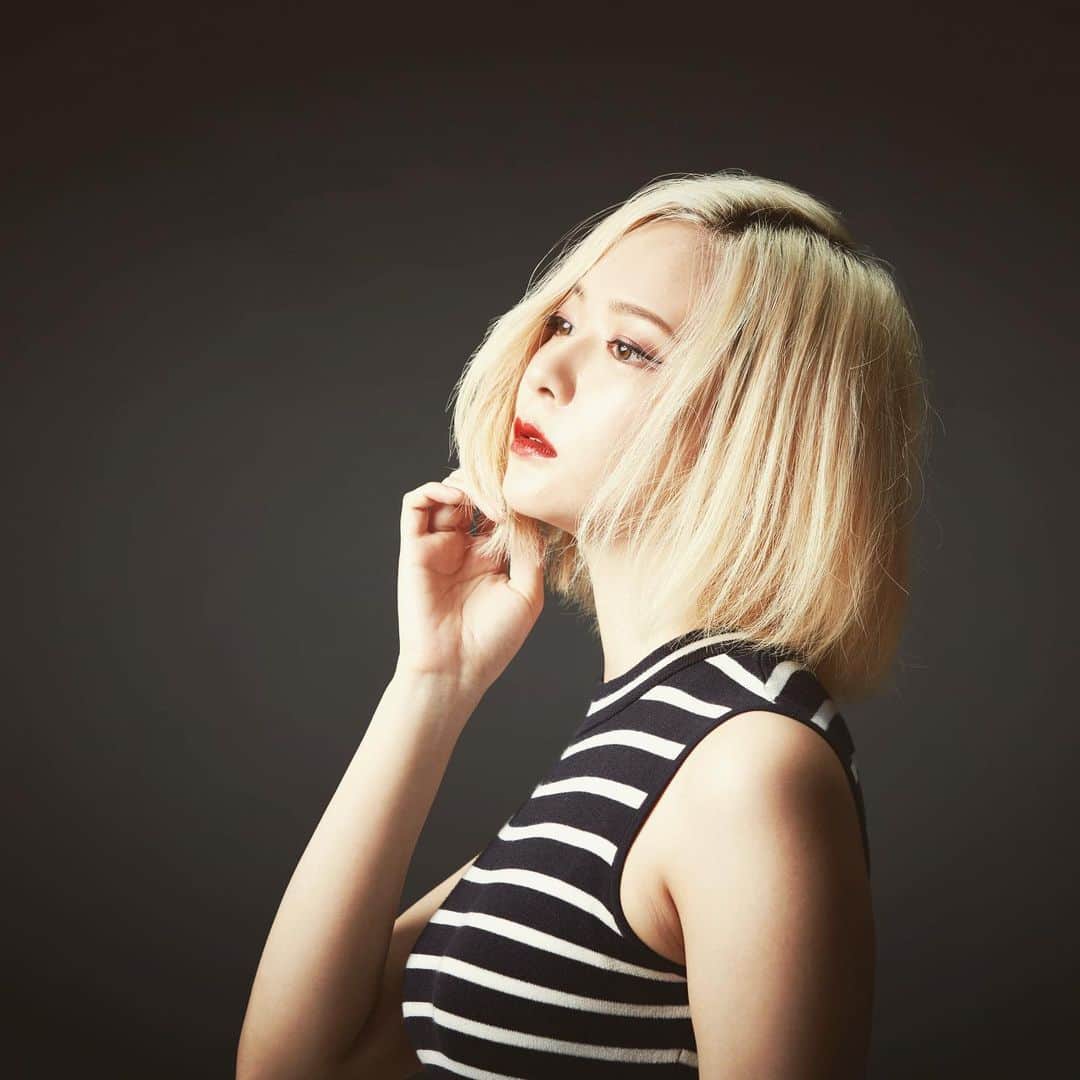 井咲アキのインスタグラム：「💋 人として、女としての価値を下げることはしたくない。 自分自身のハードルを下げたらそう見られる。 謙虚さも大事だけどね。 自分を大事にして生きていこう！ ・ ・ ・ #女はわがままなくらいが丁度いい #女はわがままな生き物 #時には謙虚さも必要だけど #自分を大事にしよう #我がままに生きよう　 ・ ・ ・ 📷Photographer:Motonori Matsuoka (studio self) 💄Hair makeup:Tomomi Kawano (@_san_chan)」