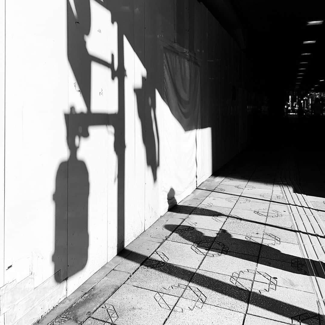 naotakeのインスタグラム：「信号待ち - A light-controlled crosswalk / iPhone XR & Snapseed, 20200811 . . 一息着こうと立ち寄ったスタバ。オーダーでアイスと言い忘れホットコーヒーを味わう。 . . #spicollective #royalsnappingartists #infamous_family #rsa_main #infinity_photo_cult #2_fineart #jp_gallery_member #jp_gallery_bnw #trb_bnw #wp_bnw  #bnw_life #bnwlife_member #bnw_life_shots #bnw_captures #world_bnw #top_bnw #team_jp_ #team_jp_モノクロ #ig_energy_bw #ig_nihon #streetphotographybnw #igersjp #blackandwhite #bnw #bnwphoto #monochrome #bw #bnwphotography #ShotOniPhone #shotoniphoneXR」