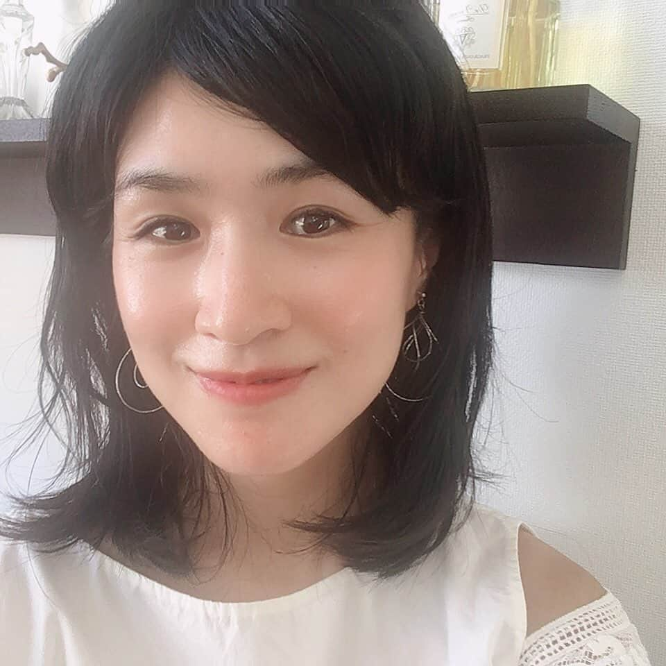 瓜生明希葉さんのインスタグラム写真 - (瓜生明希葉Instagram)「あづい🌞髪きったった。ショートへの憧れを抱きながら勇気出ず結局冒険なしの肩止まり(アピールしないと夫気づかないレベル、おーいっ🙋🏻‍♀️！)。  昔ショートにした時なかなか評判良かったような気がするけれど(金髪ショートの時があった。若さっ🙈！)あの頃わたしは10代、その評判まったく当てにならずよ。でもいつかは大人のショート、いいなぁ。  #暑くなってきたから  #hairchange」8月11日 17時20分 - akiha_uryu