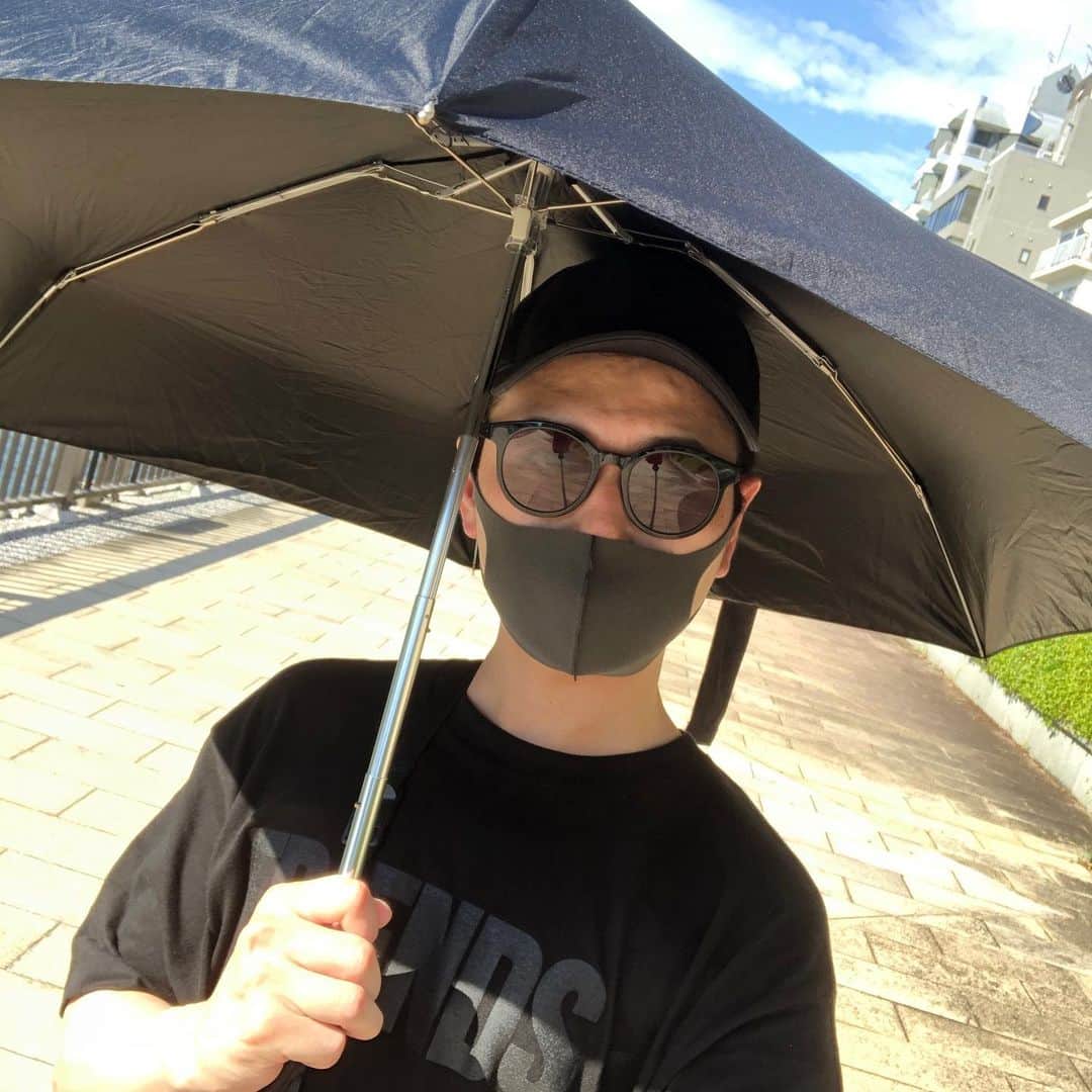 瀬戸口弘樹さんのインスタグラム写真 - (瀬戸口弘樹Instagram)「今日みたいな暑い日は男性も日傘をおすすめします✨ 女性だけが使うものと言う印象だったり、男性が日傘を使うのは恥ずかしいしかっこわるいと言う印象があると思われがちですが、使ってみると本当に涼しいし日焼けもしないし熱中症の予防にもなります‼️ いろんなブランドが男性用の日傘を出しているので新しい夏のお洒落にいかがでしょうか？  #日傘　#日傘男子　#美肌　#美肌ケア　#日焼け対策　#紫外線対策　#fashion #outfit #japan #美容男子　#メンズビューティー　#バチェロレッテ　#バチェラー」8月11日 17時20分 - hirokisetoguchi