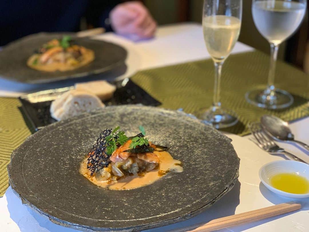 関西LIFE－homelife－のインスタグラム：「【京都府・京都市】 金閣寺からすぐの町家で頂けるフレンチ【京都 喜Shin】 . 金閣寺の目の前にあるこちらでは、一流シェフの京懐石フレンチランチが頂けます。 京都の野菜をたっぷり使った目で見ても楽しめるお料理です。 雰囲気が良くて、お料理も接客も素晴らしかったです！ . . @homelife_local では #homelife_京都 では京都のいいところを紹介していきます。みなさんの大好きな京都を教えてください。 . . #喜Shin #京都喜Shin #金閣寺 #金閣寺町家 #イノベーティブフレンチ #フレンチ #人気店 #町家レストラン #京都女子会 #京都市内グルメ #京懐石フレンチ #フレンチランチ #グルメ #京都 #幸せ #京都グルメ #京都カフェ #京都女子会 #京都 #京都旅行 #京都観光 #そうだ京都行こう #観光 #旅行 #京都 #kyoto #japan #japantrip #japantrip2020」