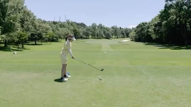 青木茉里奈のインスタグラム：「⛳️🍃 🎥Hole18 今日一番のフィーリングでした。 in カメリアヒルズカントリークラブ 69(33.36) 段々と良くなってきているので練習とトレーニング、引き続き頑張ります..✨ ・ ・ ・ #golf #カメリアヒルズカントリークラブ #千葉県  #ありがとうございました #感謝」