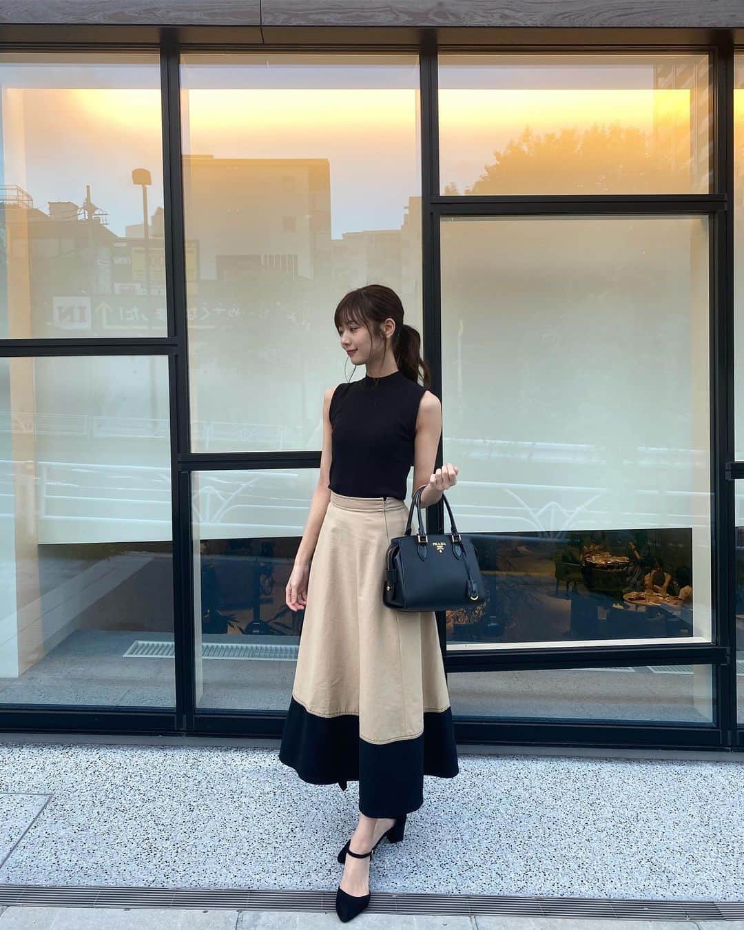 杉浦みずきのインスタグラム：「. なぜか身長小さめと思われがちなのですが、 実は165cmあります😌 初対面で思ったよりでかいとよく言われる笑 だから、長めのスカートとか、スキニーとかを履くことが多いです☺︎ ・ ・ #黒トップス @amel_official__  #スカート @murua_official  ・ #ブラックコーデ #黒コーデ #ノースリーブ #ノースリーブニット」