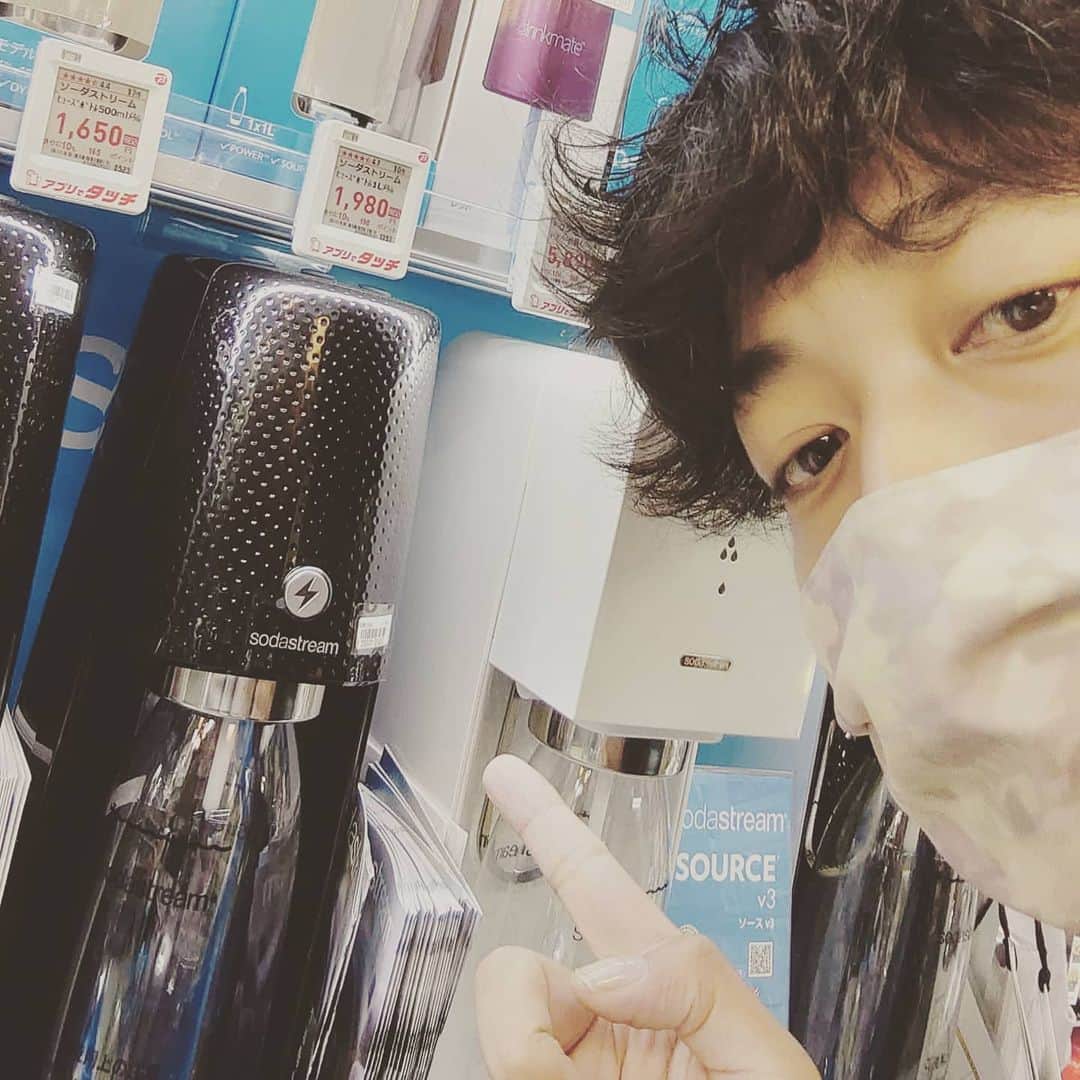 中村昌也のインスタグラム：「炭酸水の事、真剣に考えた… 定員さん、これ下さい！」