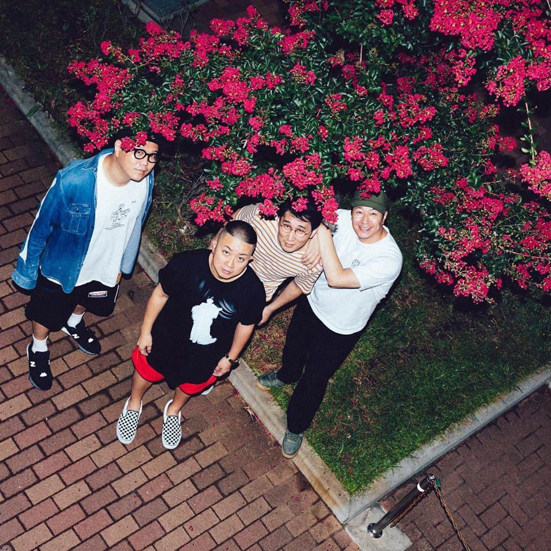 竹村真奈のインスタグラム：「TV Bros. noteにて。 ここでしか読めない どうでもいい話を真剣に語り合う チョコンヌ座談会公開中ですー🌻 有料コンテンツですが 初月無料ですよ。 撮影は大槻志穂さん📸 . https://note.com/tv_bros/n/nff26f48ed13f . #チョコプラ #シソンヌ #チョコンヌ #今井太郎」