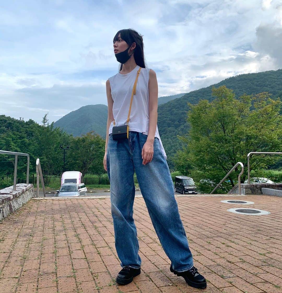 きなりのインスタグラム：「山の日に友達と山に行った🌿 ずっと歩くし暑いので身軽に動けるようにウォレットポーチにお金入れて、ポッケに携帯とリップのみ👌 わたし荷物が多いの嫌いなのでいつもカバン小さいけど、今回は特に少量にしてみました🔥 マスク付けすぎて写真撮る時いつも取り忘れるソーリーです🙏😷」