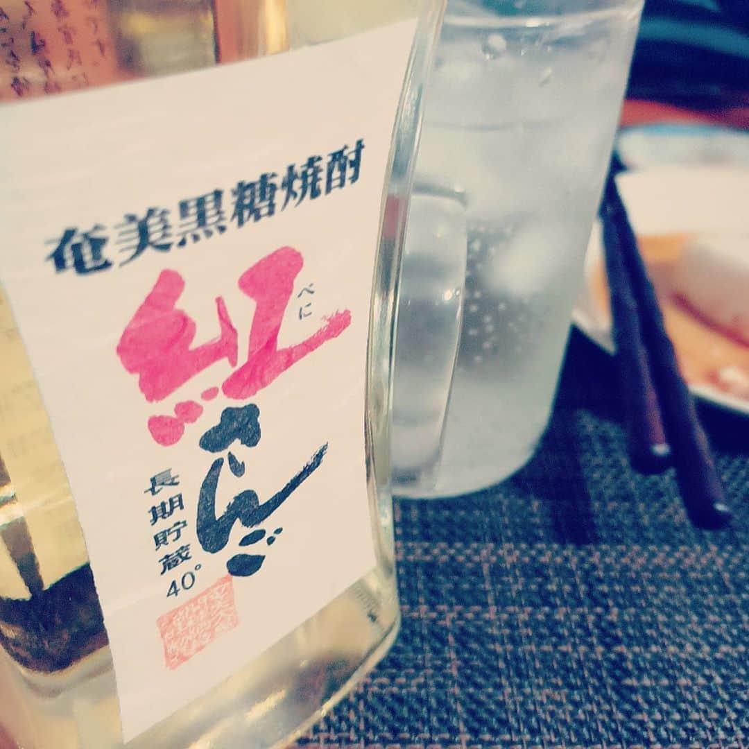 松本隆博のインスタグラム：「。 ヤバい。 美味くて美味くて、 40度(˙◁˙) 奄美黒糖焼酎紅さんご ┌(┌＾o＾)┐  おやすみなさい、先言っとく (^-^) 人生遊歩道～」