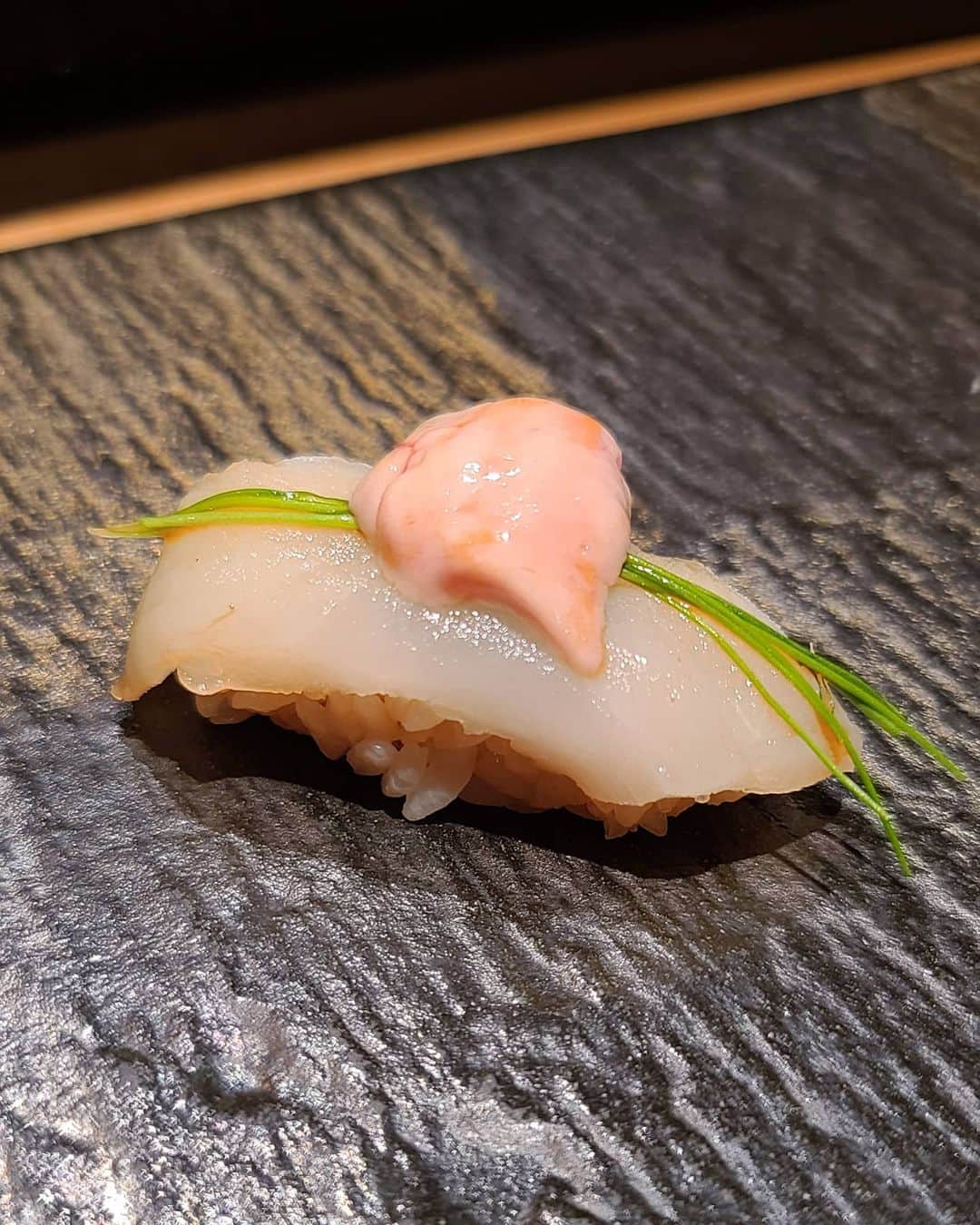 沖田杏梨さんのインスタグラム写真 - (沖田杏梨Instagram)「I love sushi the most!!! とにかくお鮨がすき。ここは新鮮すぎて歯応えがある。あとまだ海の匂いがした🍣  #anriokita #sushi #anrisushi」8月11日 17時47分 - anri_okita