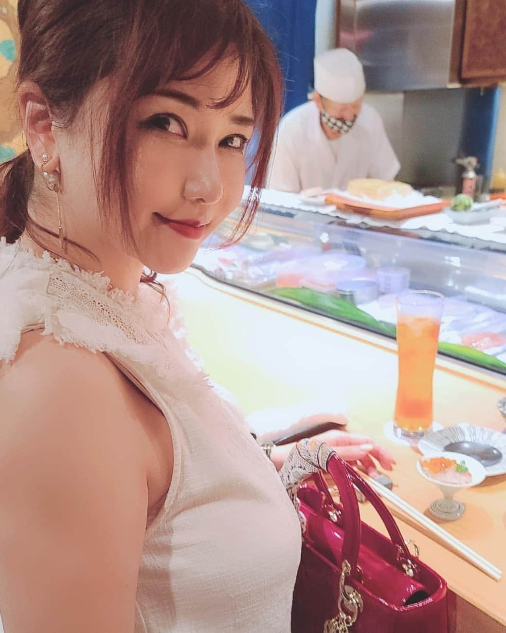 沖田杏梨さんのインスタグラム写真 - (沖田杏梨Instagram)「I love sushi the most!!! とにかくお鮨がすき。ここは新鮮すぎて歯応えがある。あとまだ海の匂いがした🍣  #anriokita #sushi #anrisushi」8月11日 17時47分 - anri_okita