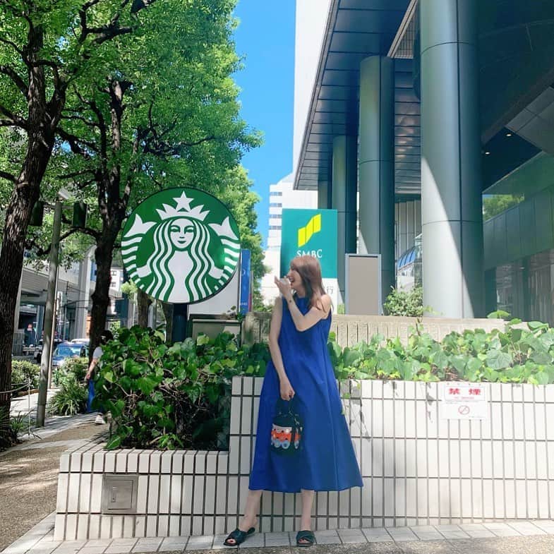 のインスタグラム：「暑すぎてサラサラのワンピしか着れない😳💦 ワンピース… @cadune_official  サンダル… @zara  バッグ… @pierrehardy  #撮影終了💗 #37度  #☀️」