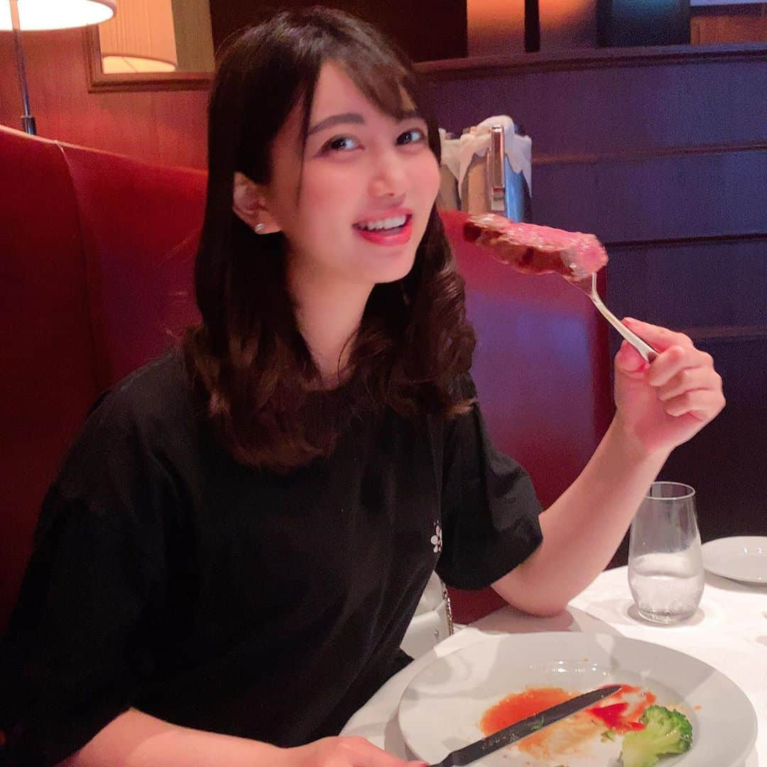 栗山絵麻のインスタグラム：「初めてウルフギャング青山店へ✨ あか牛が食べたくて来たんだけどお肉が冷たくて残念であった😑 ユッケかと思ったくらい😭 お肉は美味かった✨ 以上、レポート #栗山絵麻 #くりやまえま　#AV #AV女優 #セクシー女優  #ウルフギャング　#ウルフギャングステーキハウスシグニチャー  #肉活　#青山」