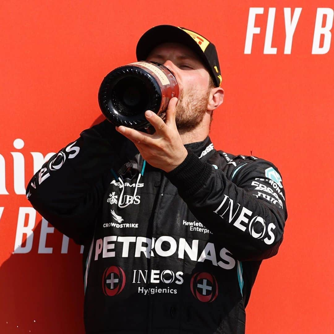 MERCEDES AMG PETRONASさんのインスタグラム写真 - (MERCEDES AMG PETRONASInstagram)「Ferrari are red, Racing Point are pink, it’s OK Valtteri, you will have the drincc. 🥰 #StayHydrated」8月11日 17時52分 - mercedesamgf1