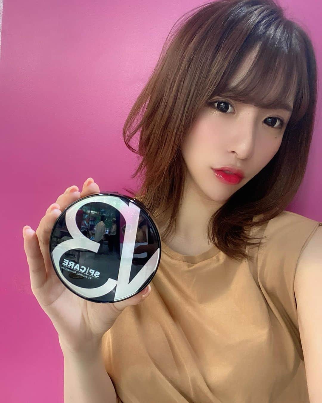 ちゃんうさのインスタグラム：「HARI(針)ファンデ🍀 . いま流行ってるV3ファンデーション @ue0719 さんのとこでGET😋👏🏻 . 人気すぎてすぐ完売になってたからタイミング良き☺️❤️ とにかく凄いらしい🤭 . リフトアップ♡美肌♡るんるん . . . #リフトアップ効果 #肌が整う #ファンデーションに針 #ダーマペン的な？笑 #天然成分 #美肌 #化粧しながらスキンケア  #痛くなかった #痛いと思ってた笑 #ファンデーション #v3ファンデーション #艶肌 #ツヤ肌 #ツヤ肌メイク #spica #spi care」