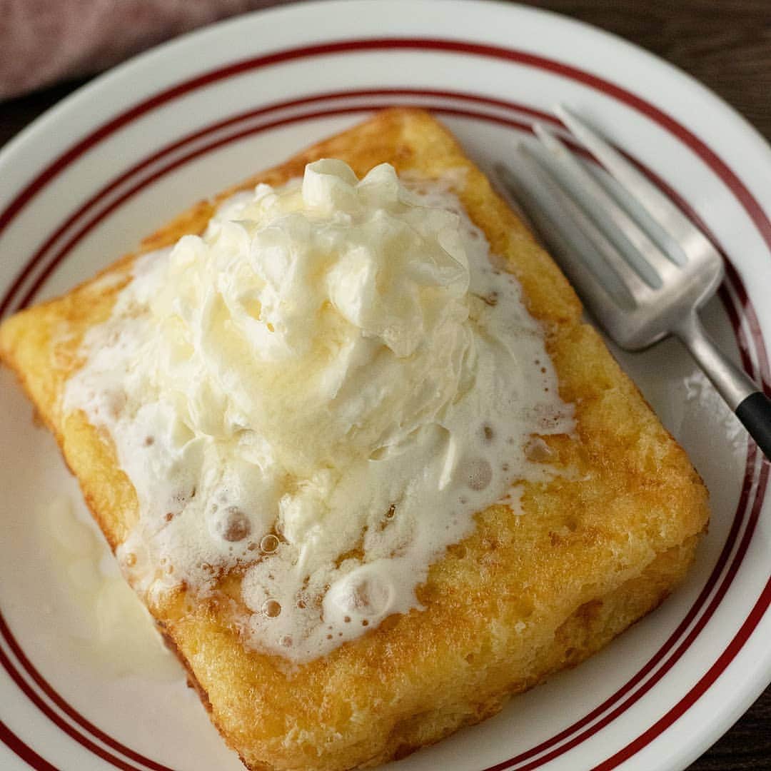 ザーネワンダー公式Instagramさんのインスタグラム写真 - (ザーネワンダー公式InstagramInstagram)「レシピあり🍞🍴 「パン粉フレンチトースト」の作り方 * 今日はパン粉で簡単に作れるフレンチトーストをご紹介🙋 ふわふわ食感のフレンチトーストに ザーネワンダーホイップクリームがよく合いますよ♪ * * 今回のレシピは、 @moaiskitchenさんに作ってもらいました！ * [モアイズキッチン さんからのワンポイント] 通常のフレンチトーストよりも漬け込み時間が省略できるため、 時短で作ることができます💡 「食べたい！」と思ったそのときに是非試してみてください❤️ * * 3枚目に「ドイツアルプスを巡る旅」が当たる キャンペーンのお知らせがありますよ！ プロフィールのURLから詳細を確認できます✅ * ぜひ参考に作ってみてくださいね！ * * 「パン粉フレンチトースト」 * 【材料】 パン粉…30g たまご…1個 牛乳…大さじ4 砂糖…大さじ1.5 バター…10g ザーネワンダーホイップクリーム…適量 はちみつ…適量 * * 【作り方】 ①ボウルにパン粉、たまご、牛乳、砂糖を入れてよく混ぜる。 * ②卵焼き用フライパンにバターを入れて加熱し、溶けたら①を加えて弱火で焼く。 * ③焦げ目がついてきたらひっくり返して同様に焼く。 * ④お皿に盛り付け、ザーネワンダーホイップクリームとお好みではちみつをかける。 * * #ザーネワンダー #ホイップクリーム #生クリーム * #今日のごはん #手作りごはん #簡単レシピ #おかず #レシピ #食卓 #節約 #献立 #家庭料理 #節約生活 #自炊 #ランチ #家ごはん #時短レシピ #簡単レシピ #おいしい #料理 #美味しい #おうちごはん #手作り料理 #手料理 #料理好きな人と繋がりたい #スイーツ好きな人と繋がりたい#フレンチトースト #パン粉 #カフェスイーツ #簡単スイーツ」8月11日 18時00分 - sahnewunder_jp