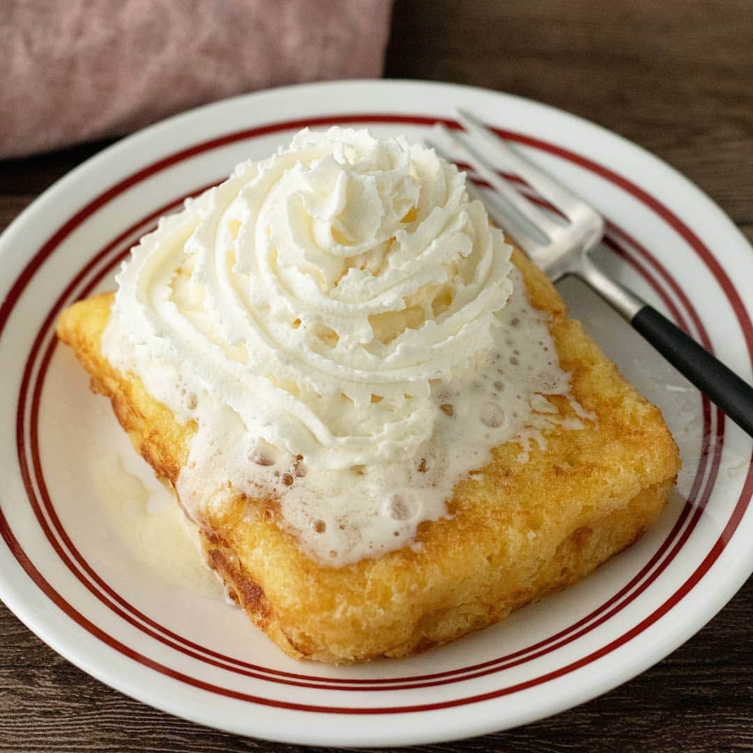 ザーネワンダー公式Instagramさんのインスタグラム写真 - (ザーネワンダー公式InstagramInstagram)「レシピあり🍞🍴 「パン粉フレンチトースト」の作り方 * 今日はパン粉で簡単に作れるフレンチトーストをご紹介🙋 ふわふわ食感のフレンチトーストに ザーネワンダーホイップクリームがよく合いますよ♪ * * 今回のレシピは、 @moaiskitchenさんに作ってもらいました！ * [モアイズキッチン さんからのワンポイント] 通常のフレンチトーストよりも漬け込み時間が省略できるため、 時短で作ることができます💡 「食べたい！」と思ったそのときに是非試してみてください❤️ * * 3枚目に「ドイツアルプスを巡る旅」が当たる キャンペーンのお知らせがありますよ！ プロフィールのURLから詳細を確認できます✅ * ぜひ参考に作ってみてくださいね！ * * 「パン粉フレンチトースト」 * 【材料】 パン粉…30g たまご…1個 牛乳…大さじ4 砂糖…大さじ1.5 バター…10g ザーネワンダーホイップクリーム…適量 はちみつ…適量 * * 【作り方】 ①ボウルにパン粉、たまご、牛乳、砂糖を入れてよく混ぜる。 * ②卵焼き用フライパンにバターを入れて加熱し、溶けたら①を加えて弱火で焼く。 * ③焦げ目がついてきたらひっくり返して同様に焼く。 * ④お皿に盛り付け、ザーネワンダーホイップクリームとお好みではちみつをかける。 * * #ザーネワンダー #ホイップクリーム #生クリーム * #今日のごはん #手作りごはん #簡単レシピ #おかず #レシピ #食卓 #節約 #献立 #家庭料理 #節約生活 #自炊 #ランチ #家ごはん #時短レシピ #簡単レシピ #おいしい #料理 #美味しい #おうちごはん #手作り料理 #手料理 #料理好きな人と繋がりたい #スイーツ好きな人と繋がりたい#フレンチトースト #パン粉 #カフェスイーツ #簡単スイーツ」8月11日 18時00分 - sahnewunder_jp