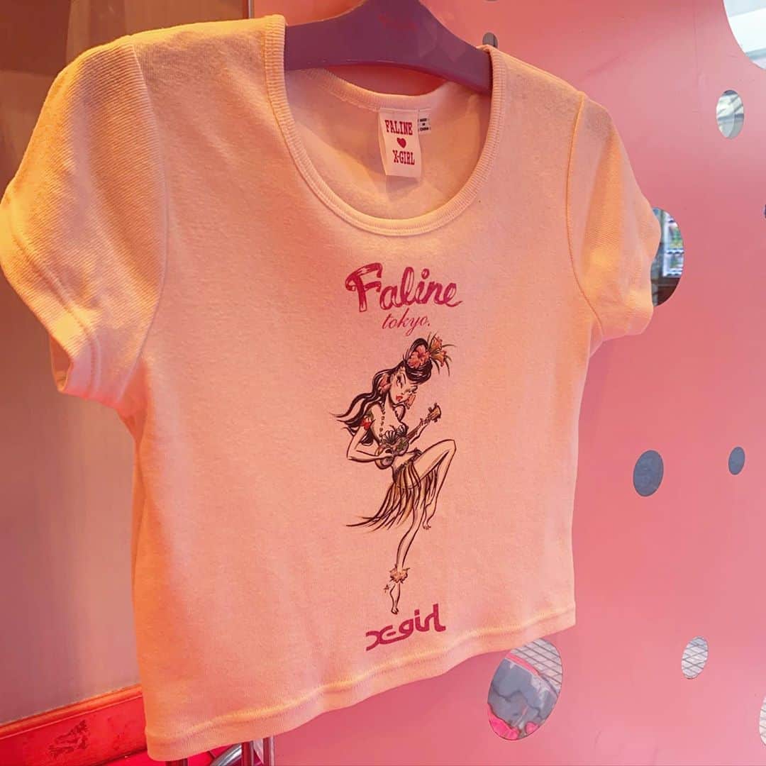 のインスタグラム：「@xgirljp x @falinetokyo 🌴summer vacation 🌴 by @antoine_kruk ❤️ Aloha girl Baby tee 💫 リブ素材で身体に心地よくフィットします😍」