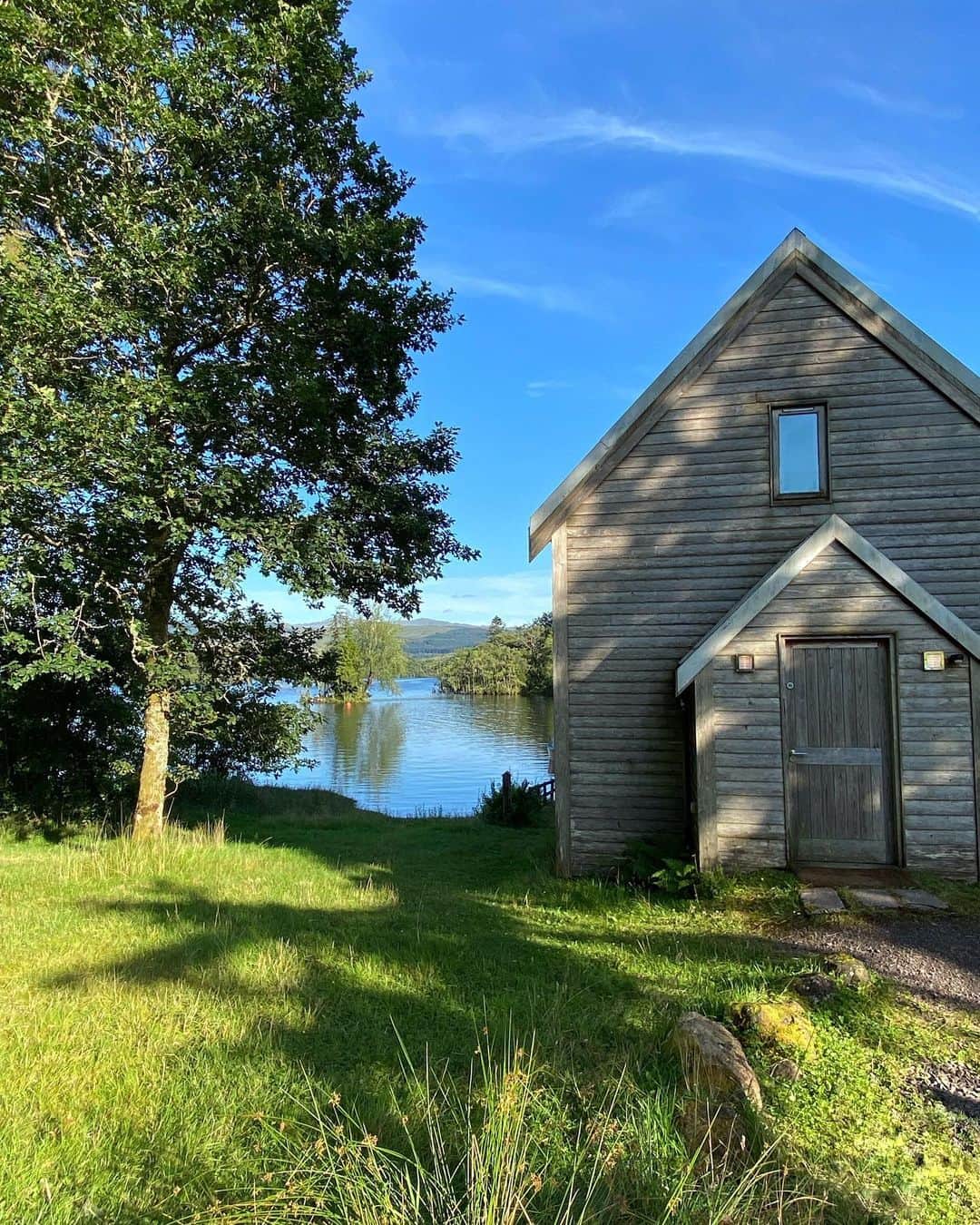 ギャランス・ドレのインスタグラム：「Boat shed by the loch - I am making pathetic attempts at pronouncing the names the right way. Loch Awe, Loch Fyne, Loch Doine. The Trossachs. Try that one! You have to roll the R and then do the “ch” thing at the end that sounds like a dryer angrier French R if it was even possible. . I think a video of me trying to pronounce Scottish names should be made. I’m getting a lot “not impressed at all you’re kinda cute but stop it right now” looks. Just like when people say to me « Je suis parler français » and I’m like 👏🏼😬🙄☺️  . . .」