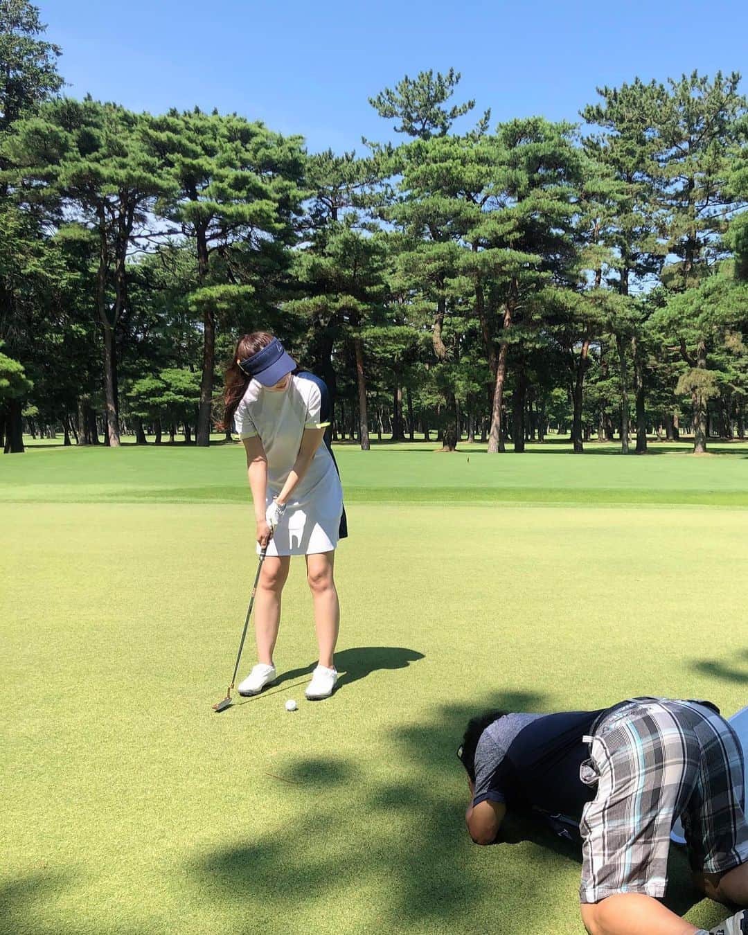 渥美友里恵のインスタグラム：「「ちょっとナイスショットーー！！」﻿ ﻿ ゴルフダイジェスト撮影🏌️‍♂️﻿ 炎天下の中なのちゃん、カメラマンさん、編集部のみなさんと頑張りました…燃えるかと思った暑さ🔥﻿ 帰りにはご褒美のアイスを。笑　﻿ ﻿ いつもお土産や美味しいものを食べさせてくれるGD様です☺︎﻿ ありがとうございます☺︎﻿ ﻿ 発売号はまたお知らせさせてください⛳️﻿ ﻿ ﻿ #ゴルフダイジェスト ﻿ ﻿ 最近また『スーパーサラリーマン左江内氏』のドラマを一気見して、 左江内さんが接待ゴルフに行ったシーンで、あたりの悪かったショットに「ちょっとナイスショットー！」と、言っていたのがツボで﻿した。これからラウンドに行く時には心の片隅で左江内さんボイスの「ちょっとナイスショットー！」が幾度か踊り出しそうでなりません。  #スーパーサラリーマン左江内氏 ﻿ ﻿」