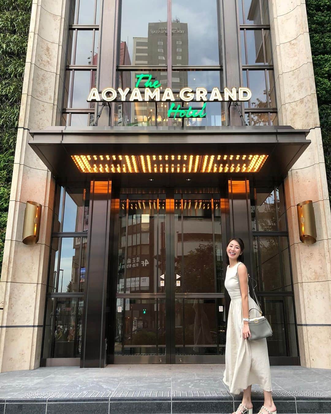 杉下理世のインスタグラム：「The Aoyama Grand Hotelのエントランスにて♡ロゴもすごい可愛い😍🌿 久しぶりに写真撮ってもらったので、自分載せてみた😀💓笑  #青山グランドホテル #aoyamagrandhotel #theaoyamagrandhotel #omitenashihotels #thebelcomo」